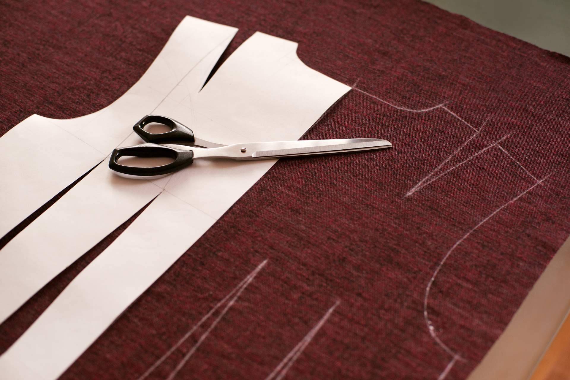 Proceso de patronaje textil en el estudio creativo Workroom