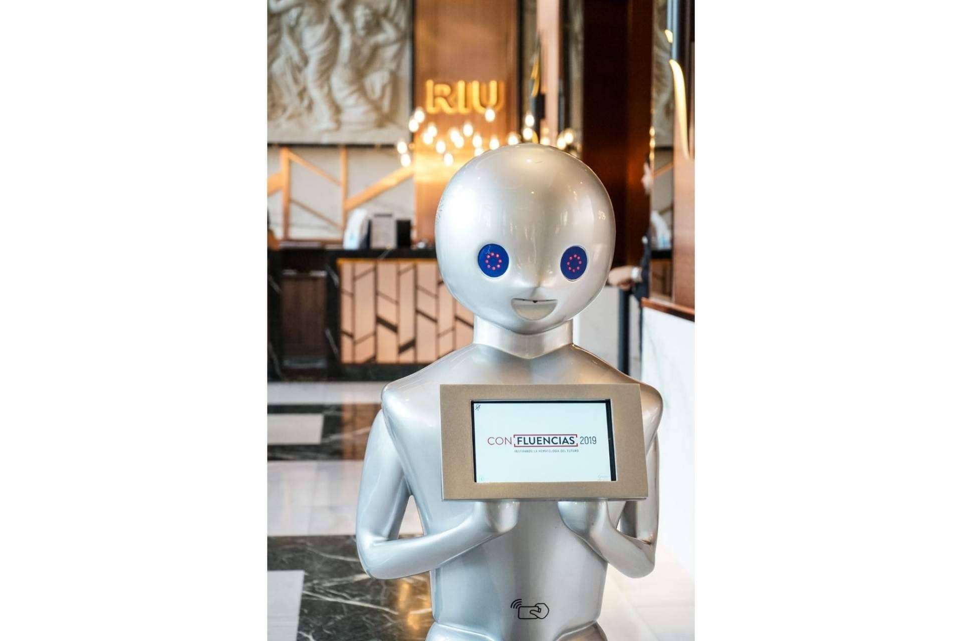 La recepción de huéspedes en un hotel con un robot recepcionista es posible gracias a Futura Vive