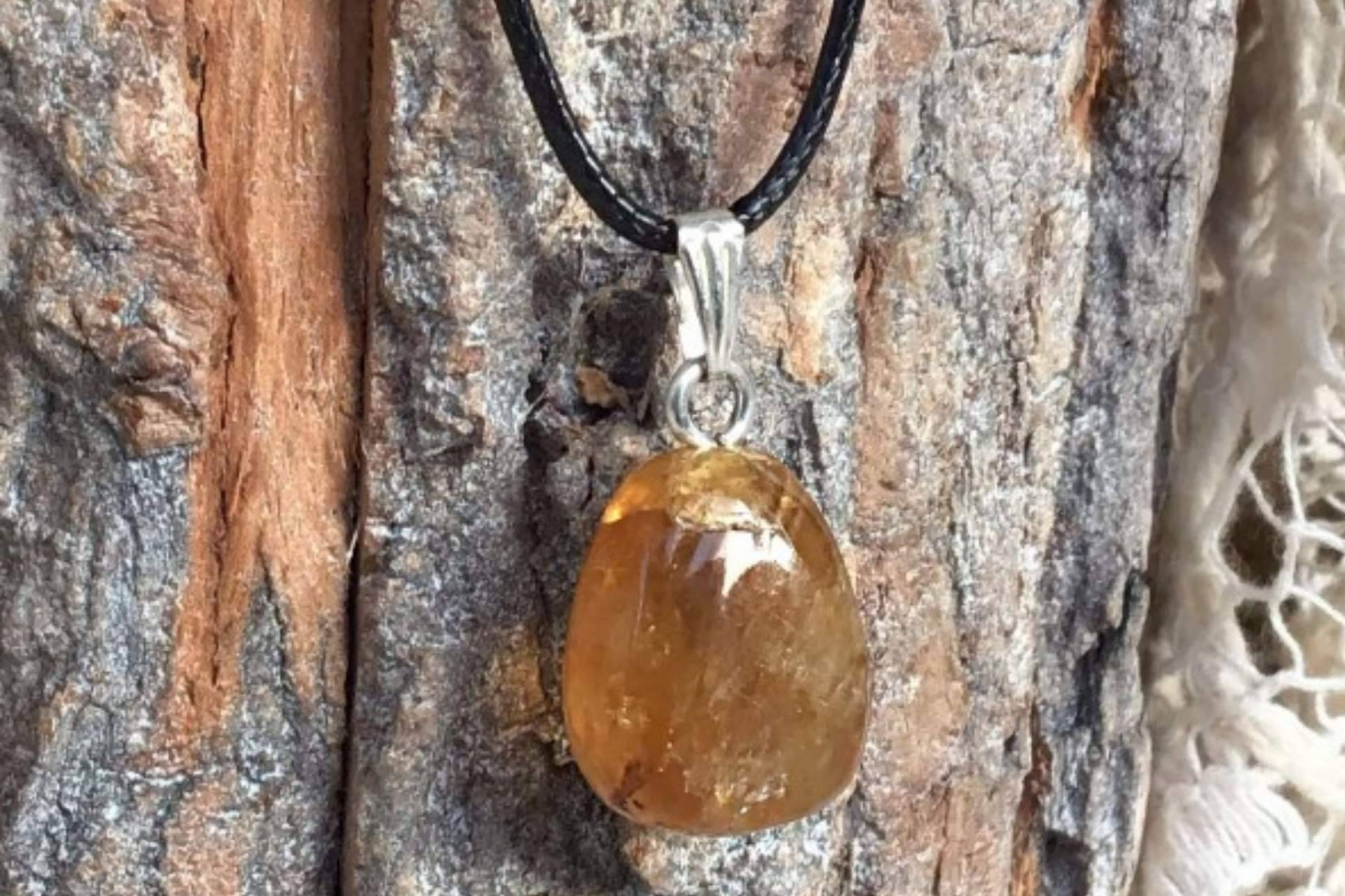 Tierra de Gemas ofrece colgantes y pulseras de piedras energéticas