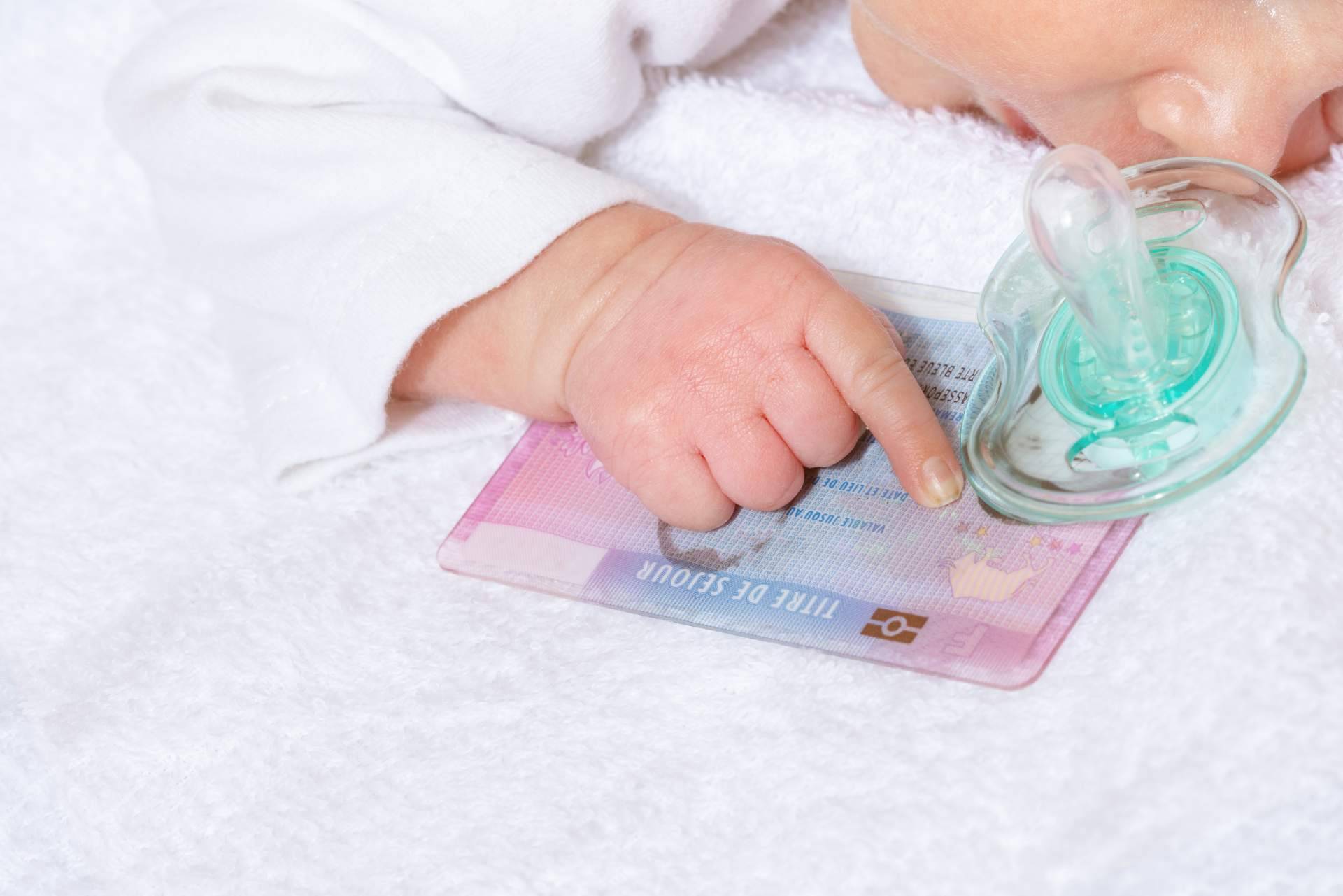 Migrow: ¿Qué es el permiso de residencia por hijo español?