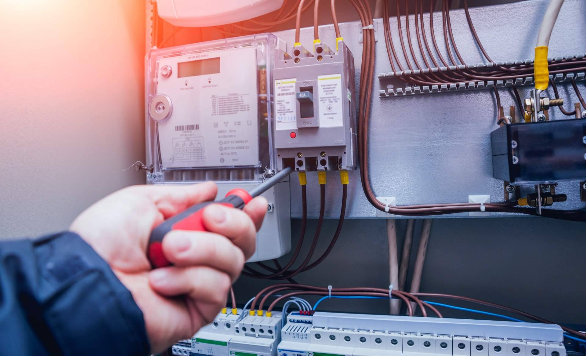 Interrumpir la corriente eléctrica con los diferentes tipos de contactores, por Cadenza Electric