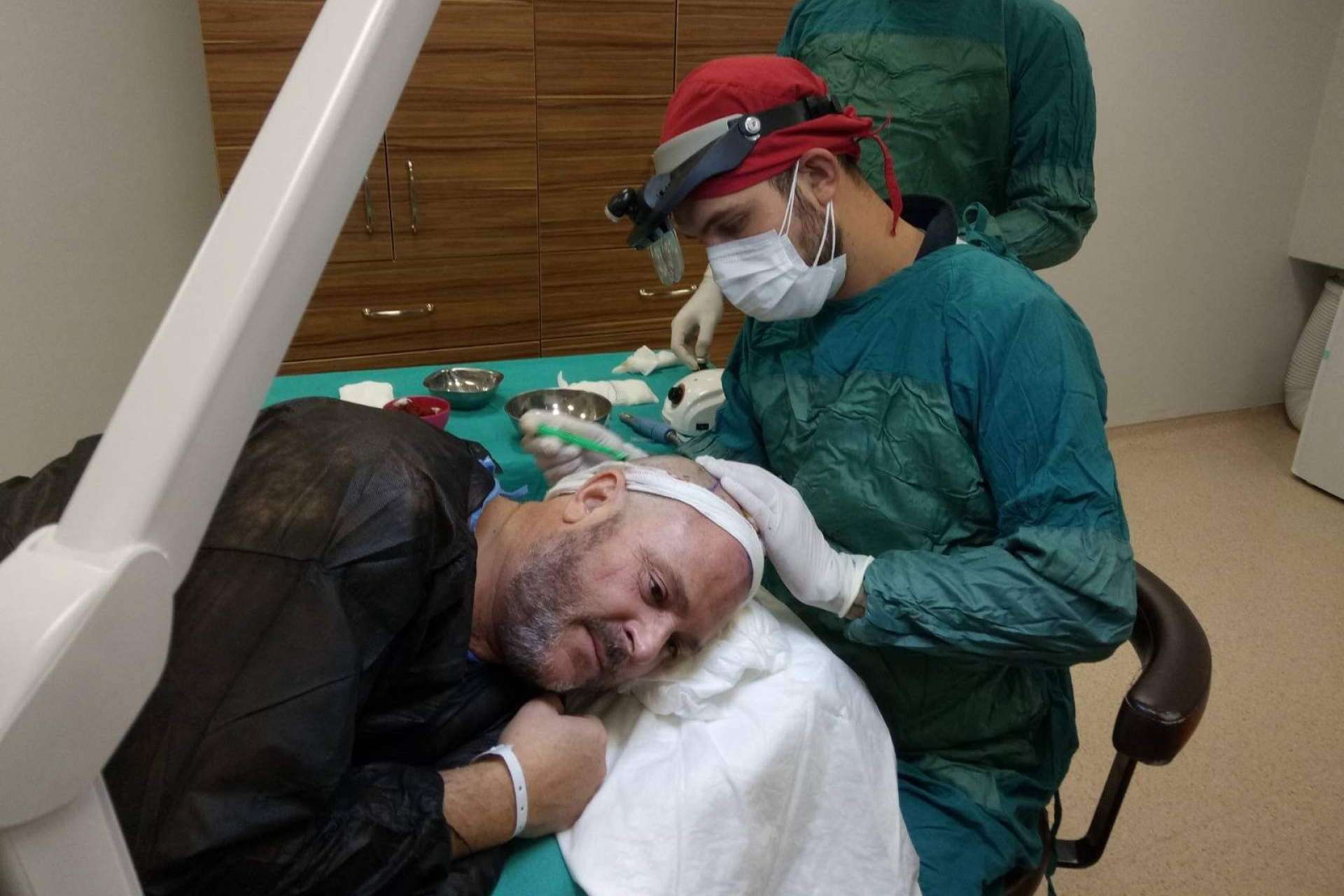 Injerto capilar Turquía todo incluido con FUE Hair Transplant System