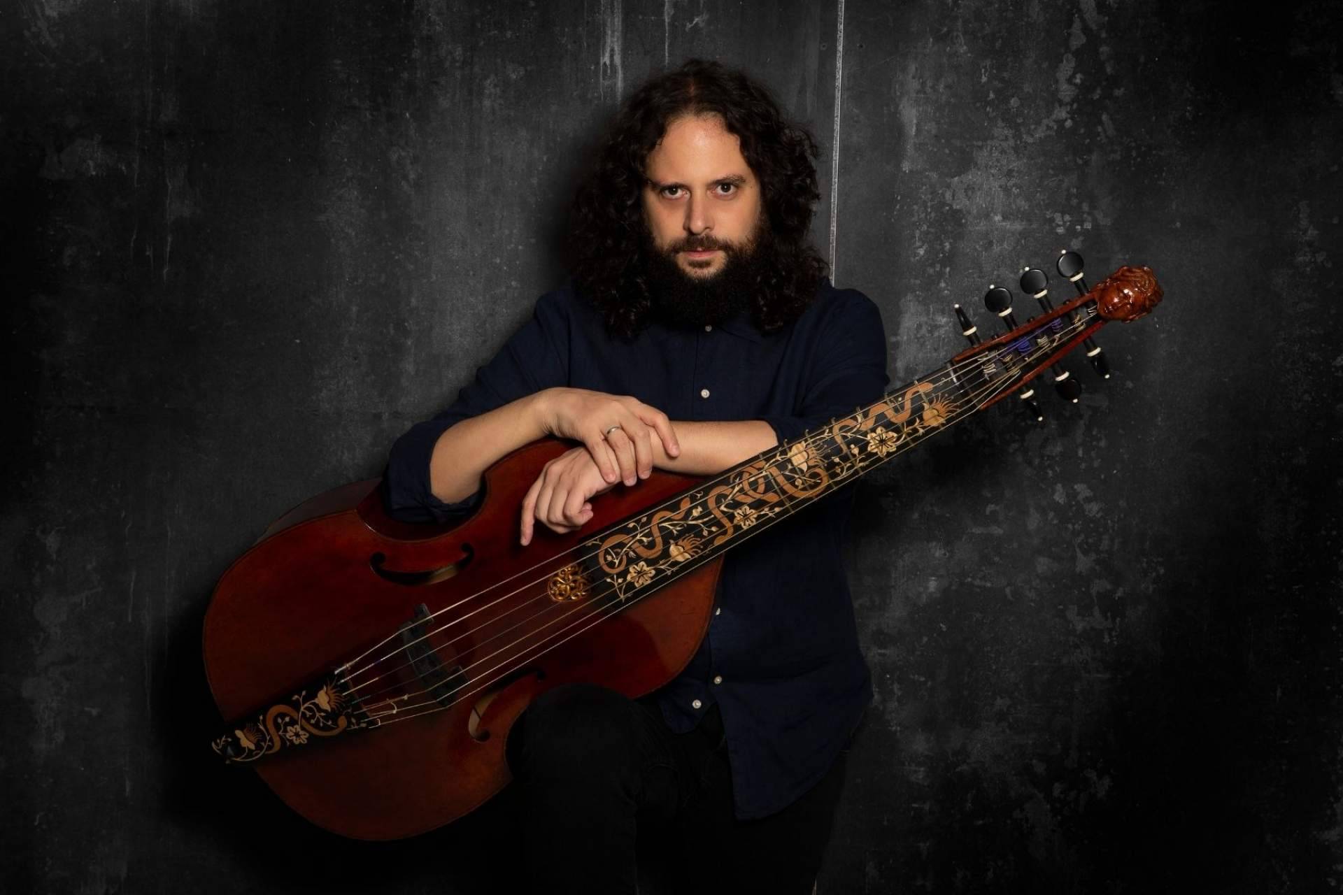 Los grandes referentes de la nueva generación de la música antigua española: el violagambista Fahmi Alqhai y Accademia del Piacere