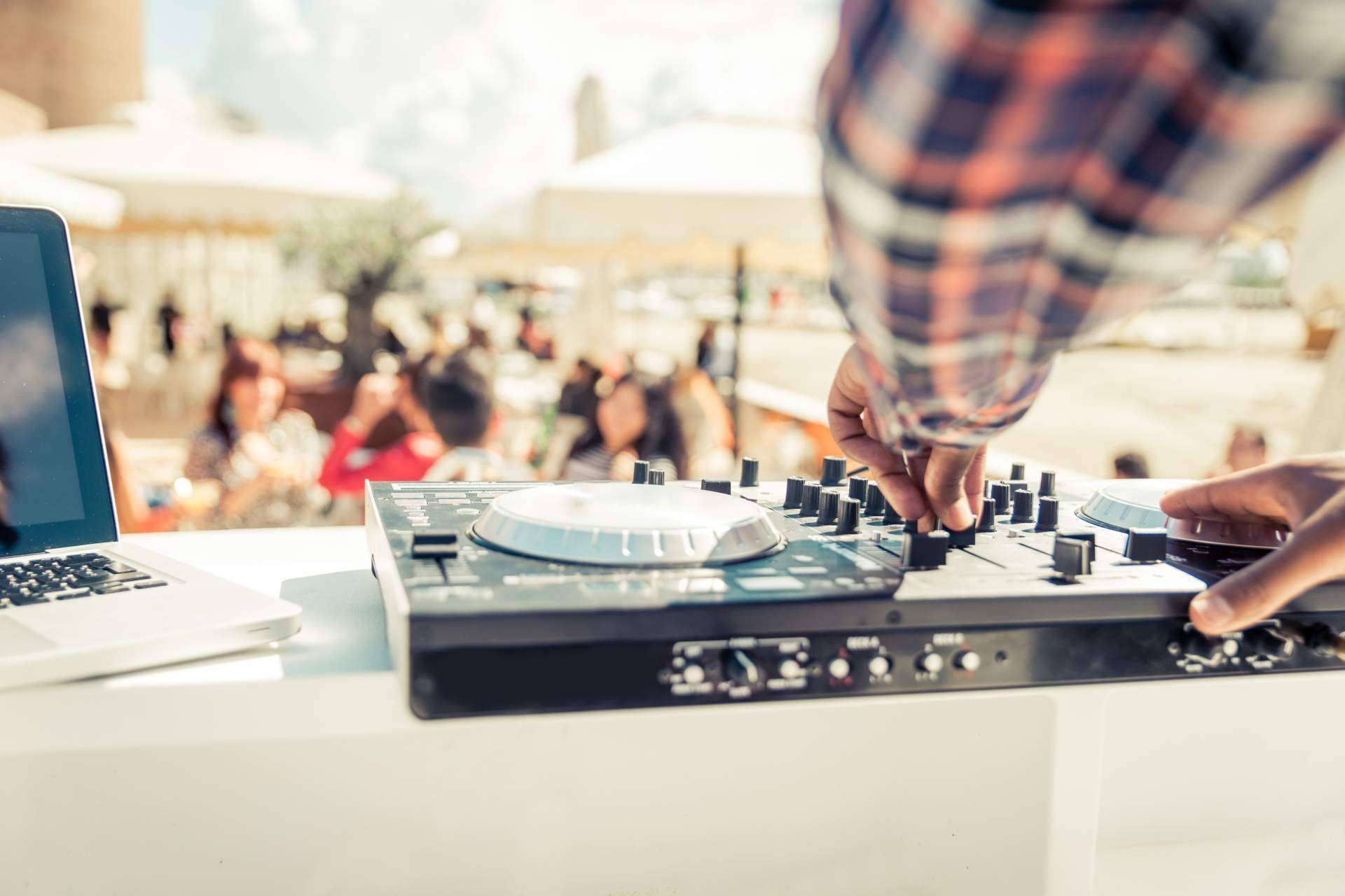 Iñaki Musik: escoger las canciones perfectas para una fiesta con el DJ del momento