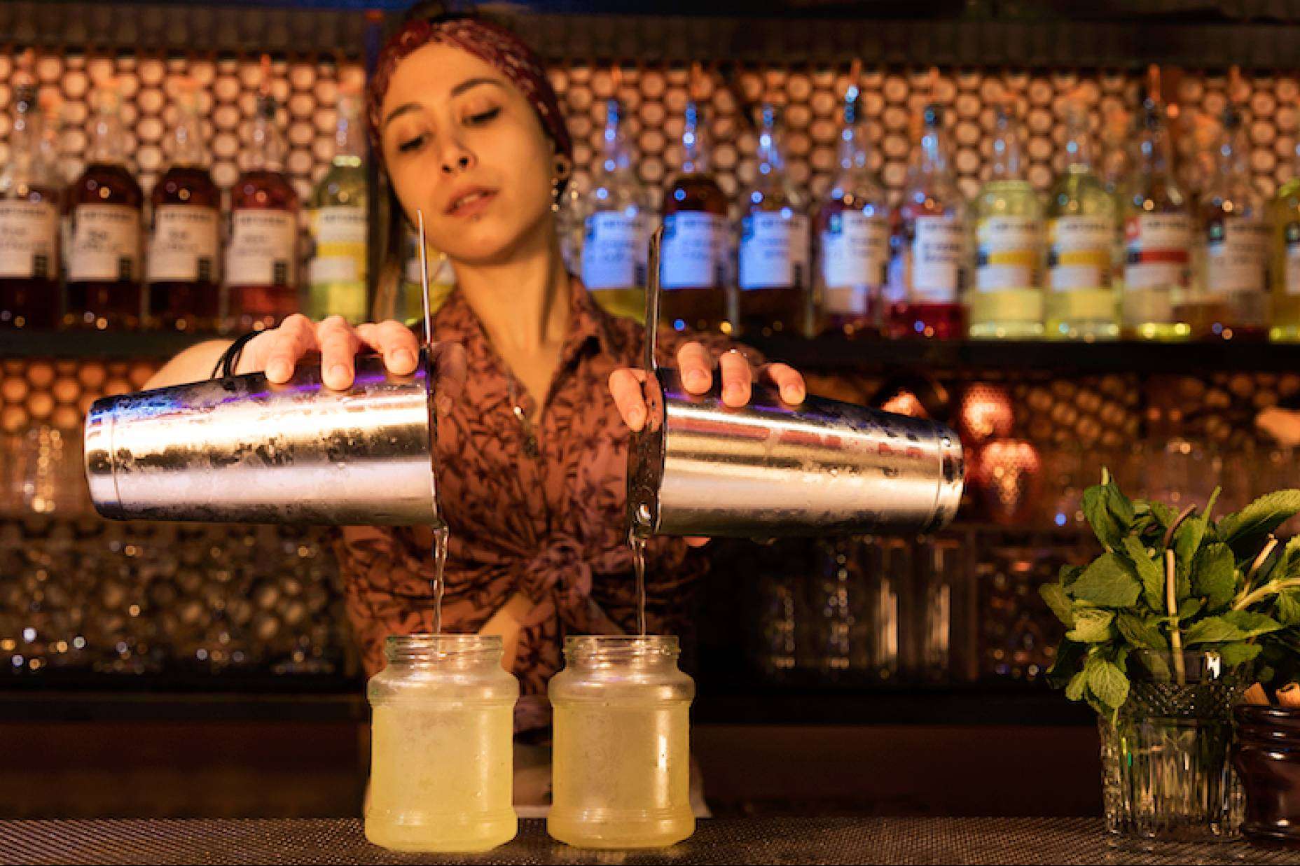Las mujeres ganan terreno en el sector del bartending, por ESCOM