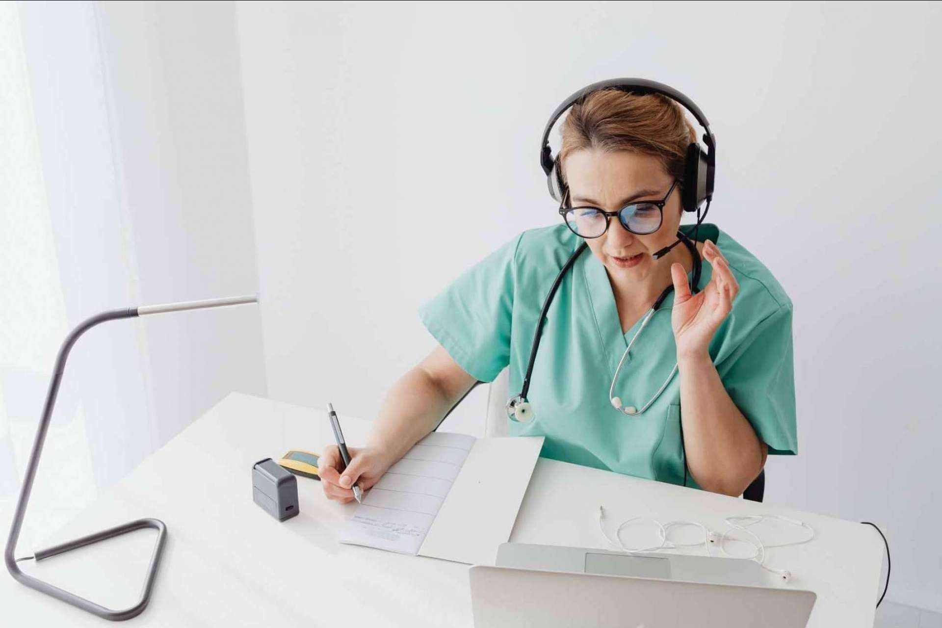 Elba Trad proporciona un servicio de traducciones médicas en más de 260 idiomas