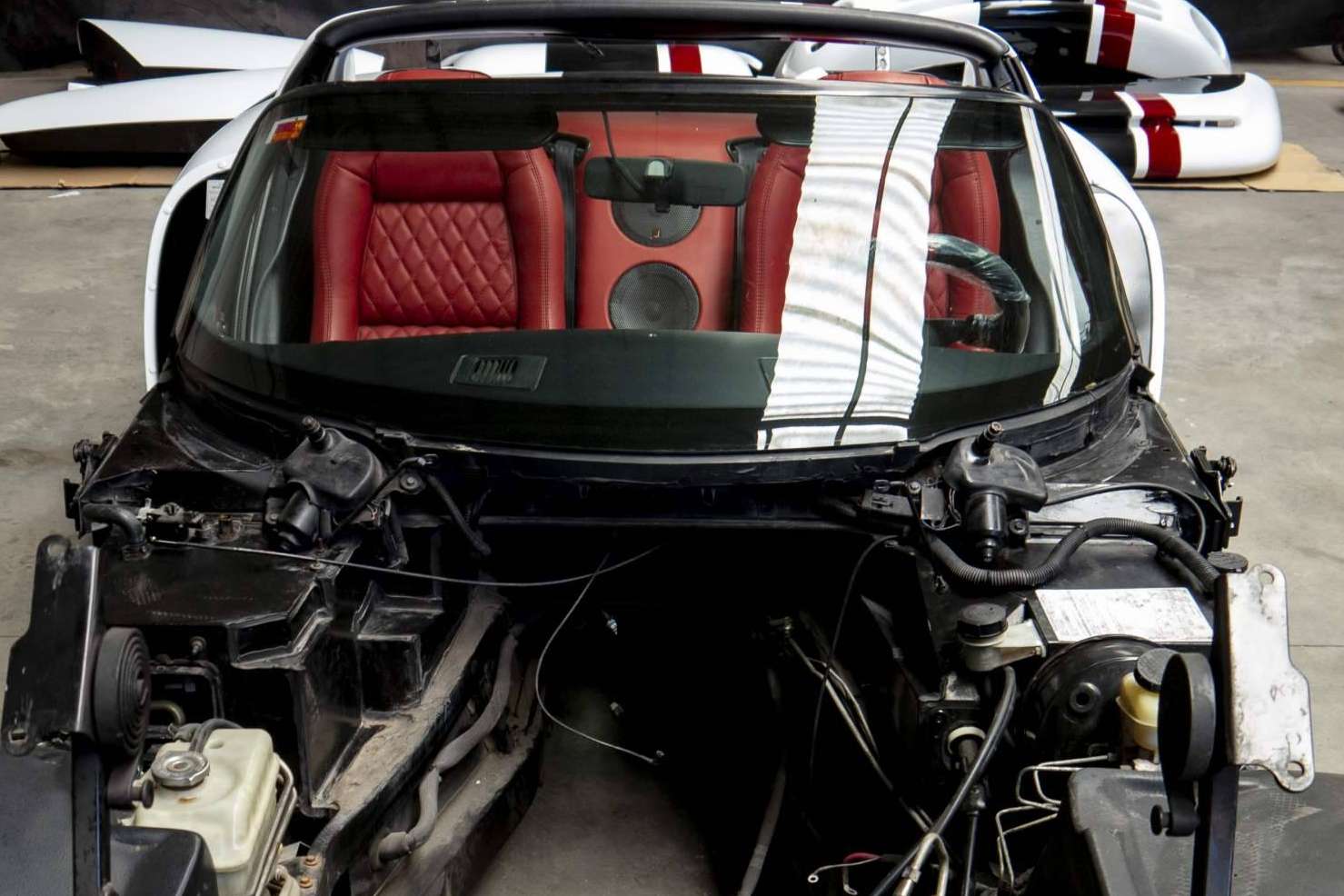 Ion Improve trabaja en la restauración y modificación de un coche Dodge Viper RT 10 Gen 1