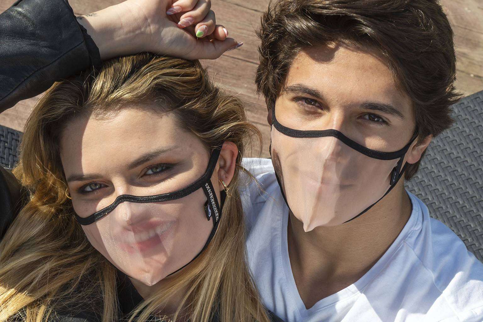 Las mascarillas transparentes de Xula ayudan a las personas con minusvalía auditiva a comunicarse