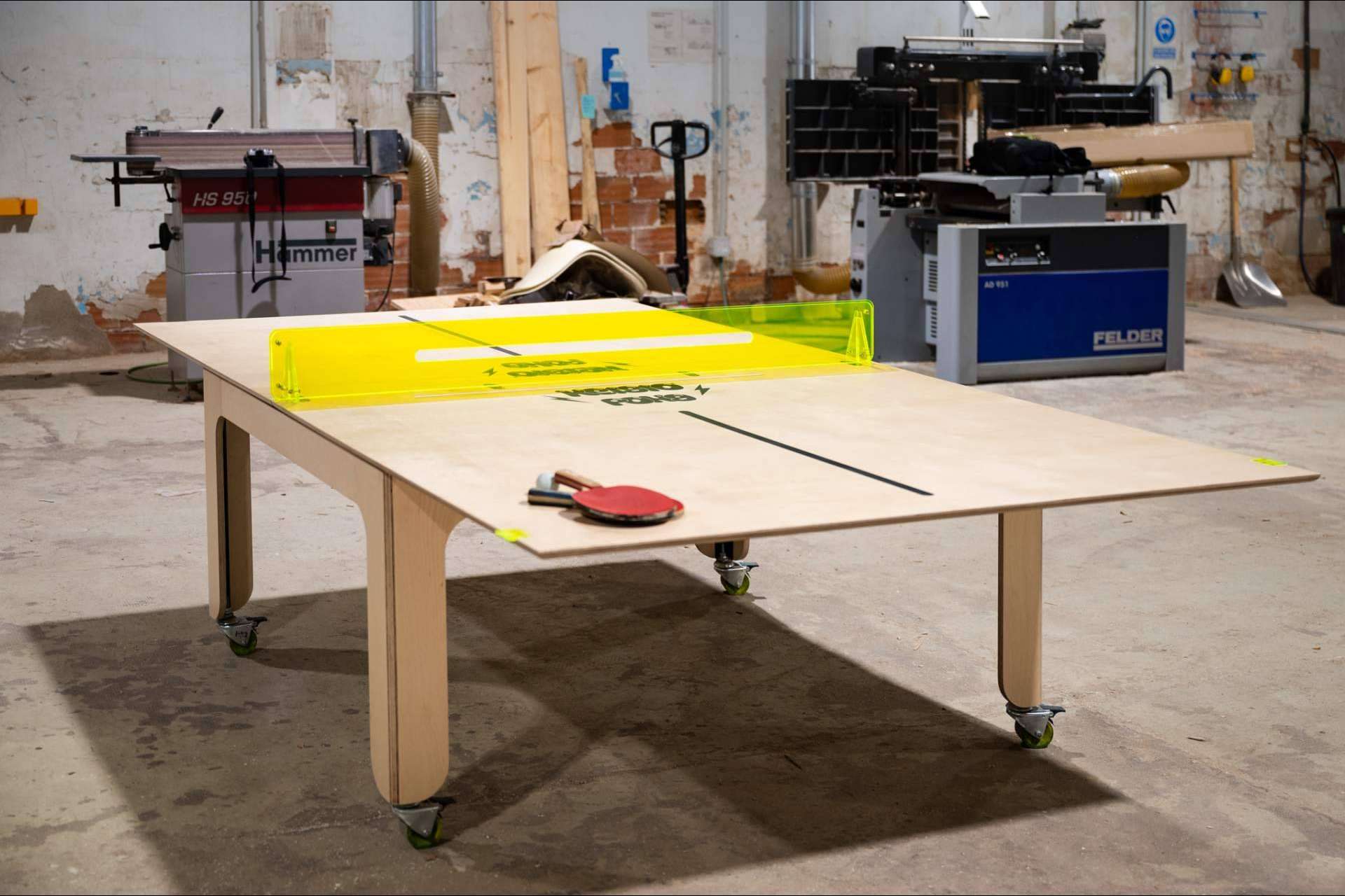 Una mesa de Ping Pong plegable con actitud de 'Skater ', KEIGIO® PONG