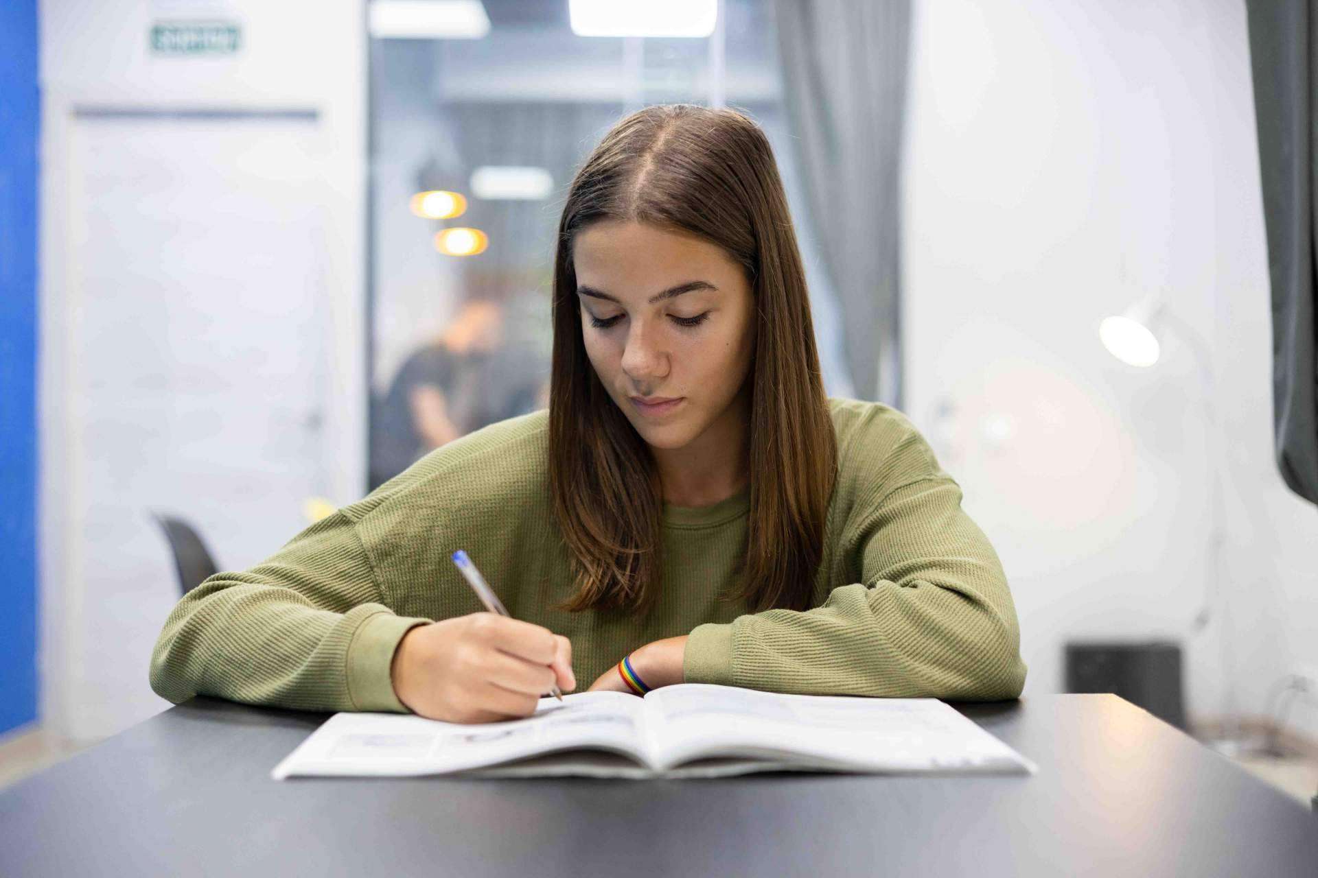 Escoger un curso de inglés de la forma adecuada, por Bravo Academy