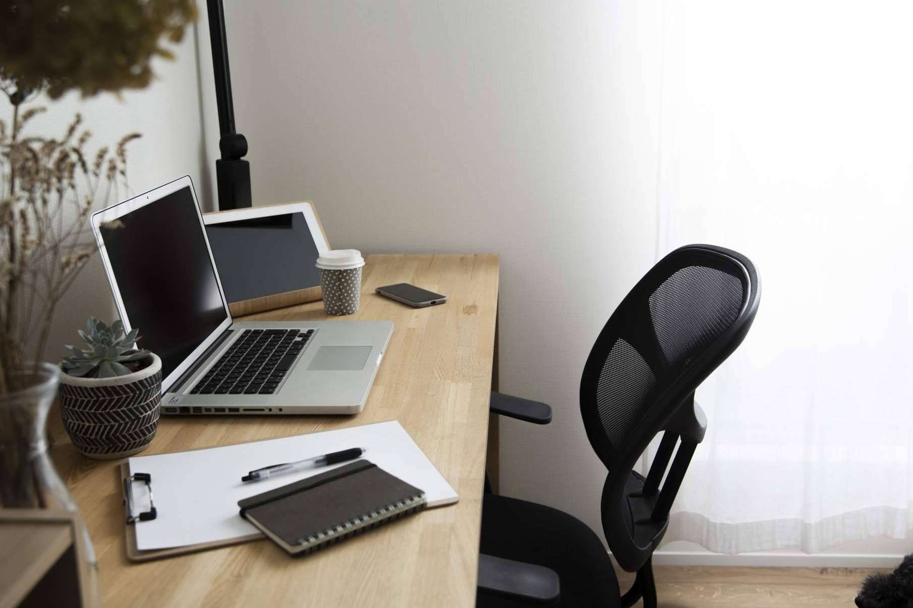 Acondicionar un espacio ideal con los muebles necesarios para el teletrabajo