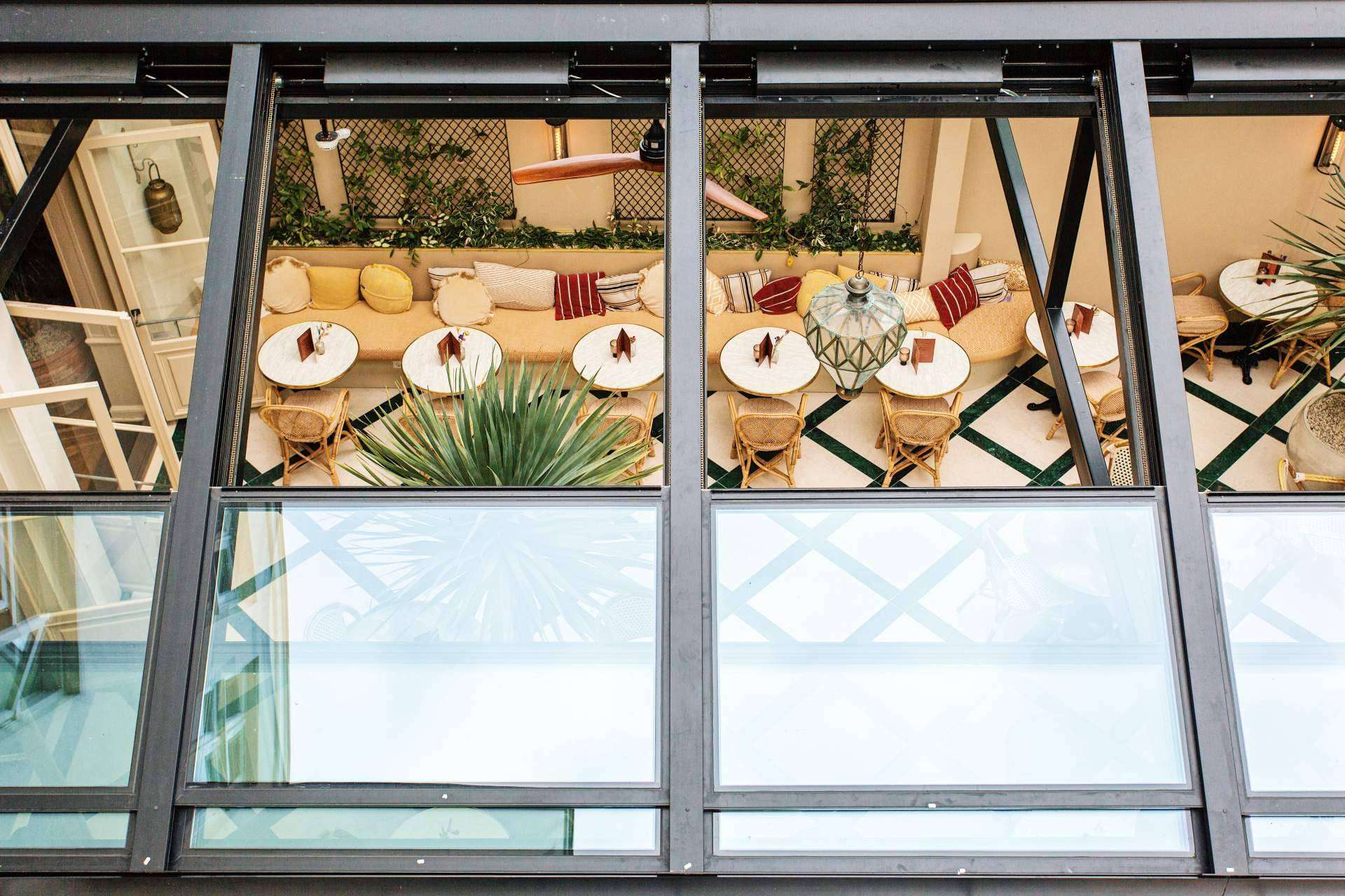 Las ventajas de cubrir la terraza de un negocio para disfrutarla todo el año, con Airclos