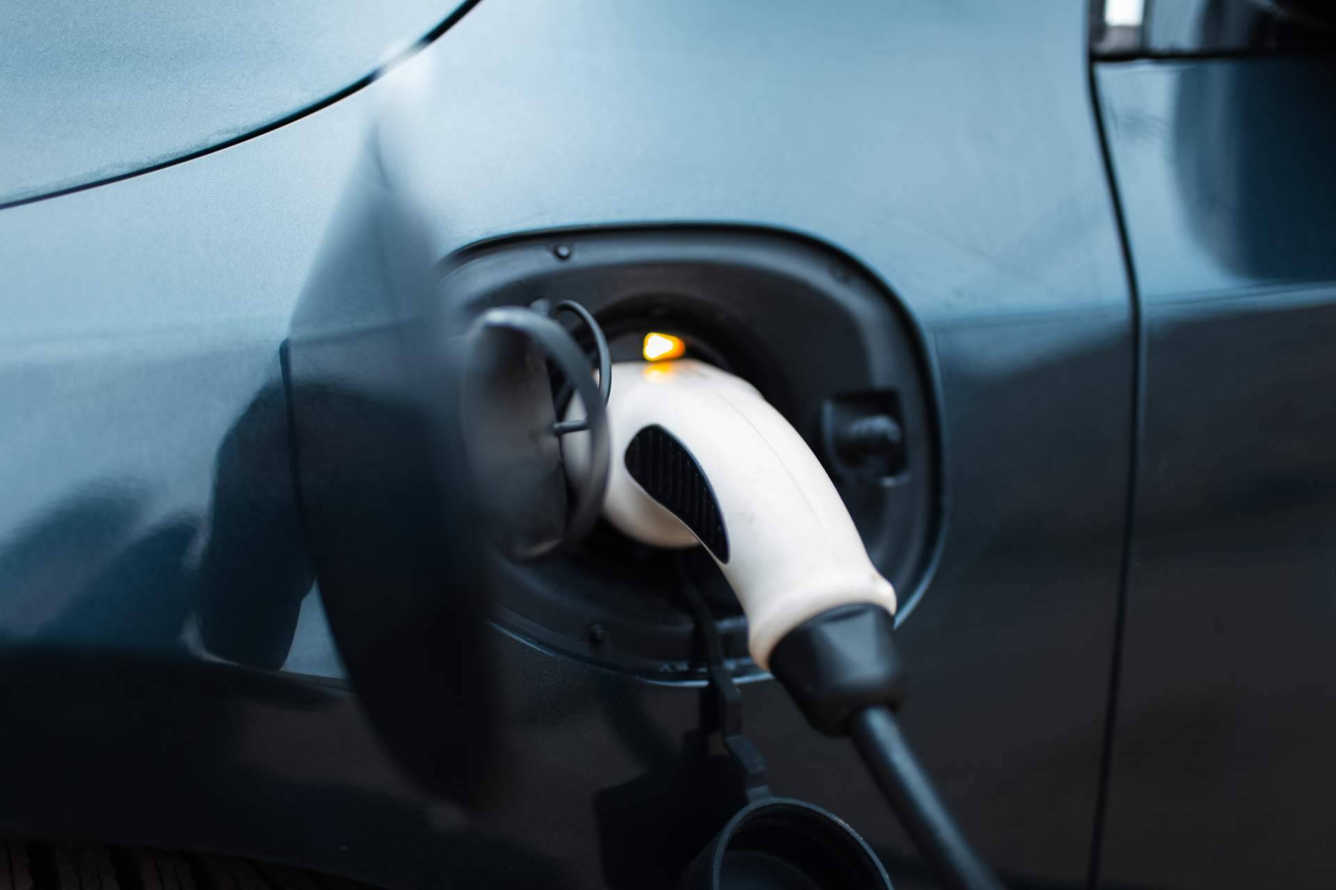Encontrar puntos de recarga para vehículos eléctricos en aparcamientos con más de 20 plazas