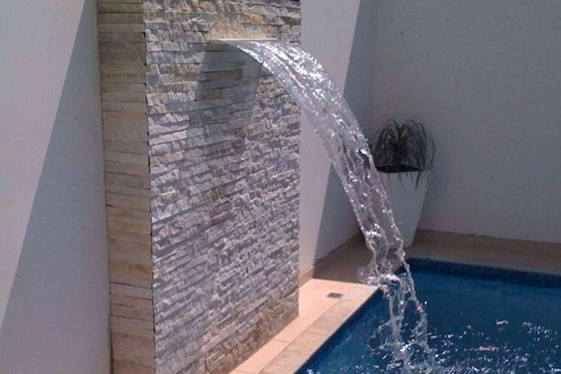 La cascada laminar acrílica se sitúa entre los complementos decorativos ideales de Warmpool para centros tipo spa y piscinas