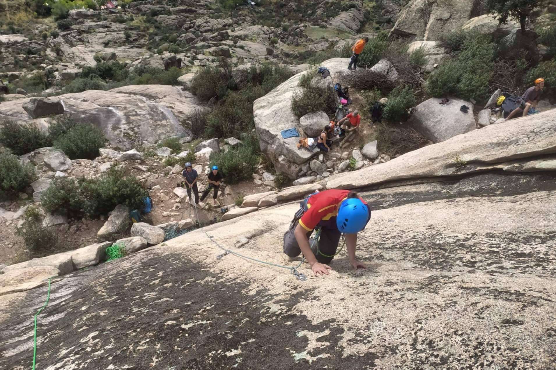 Madridadventours permite hacer el bautismo de escalada en Madrid con total seguridad
