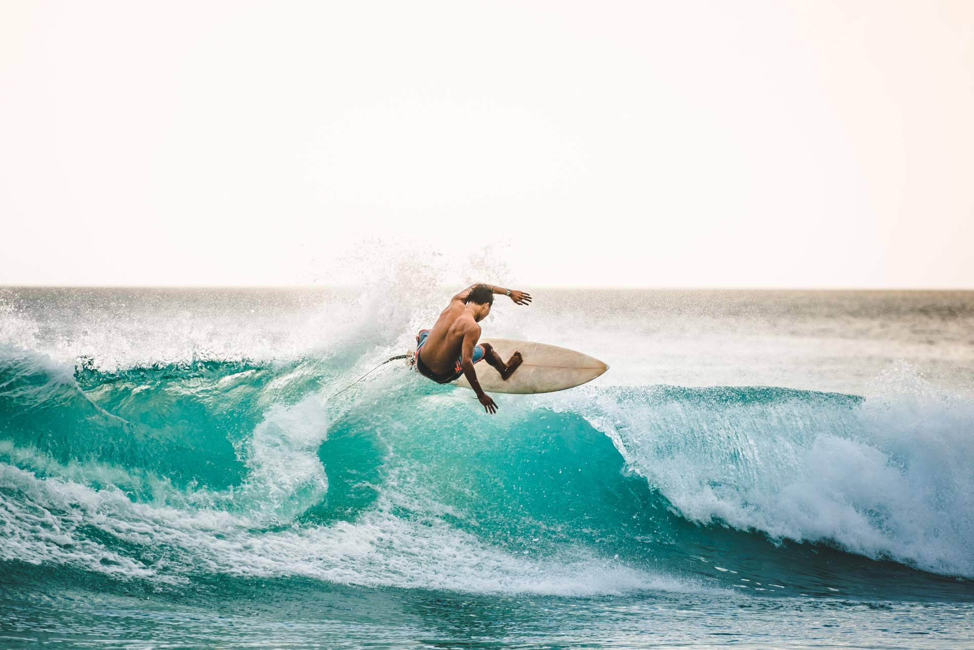 La escuela de surf Watsay organiza un surf camp para adultos en la playa de Berria