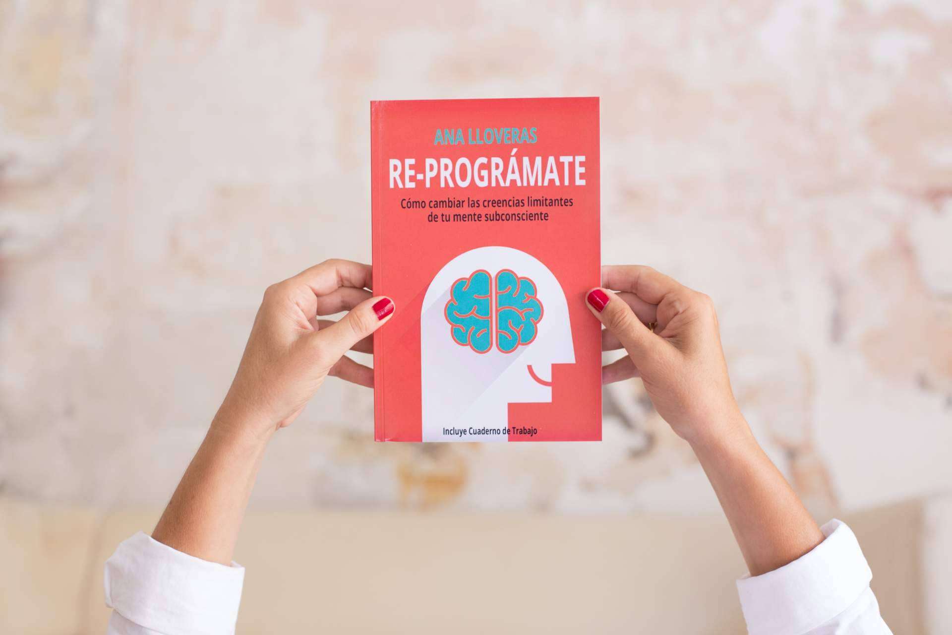 El libro Re-Prográmate de Ana Lloveras para la contribución al desarrollo personal