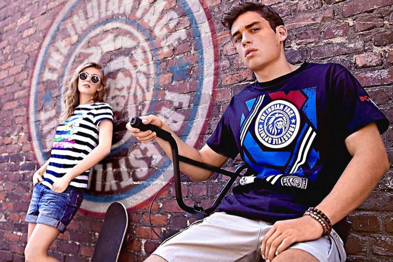 La marca The Indian Face triunfa en Chile con sus camisetas y gafas de sol
