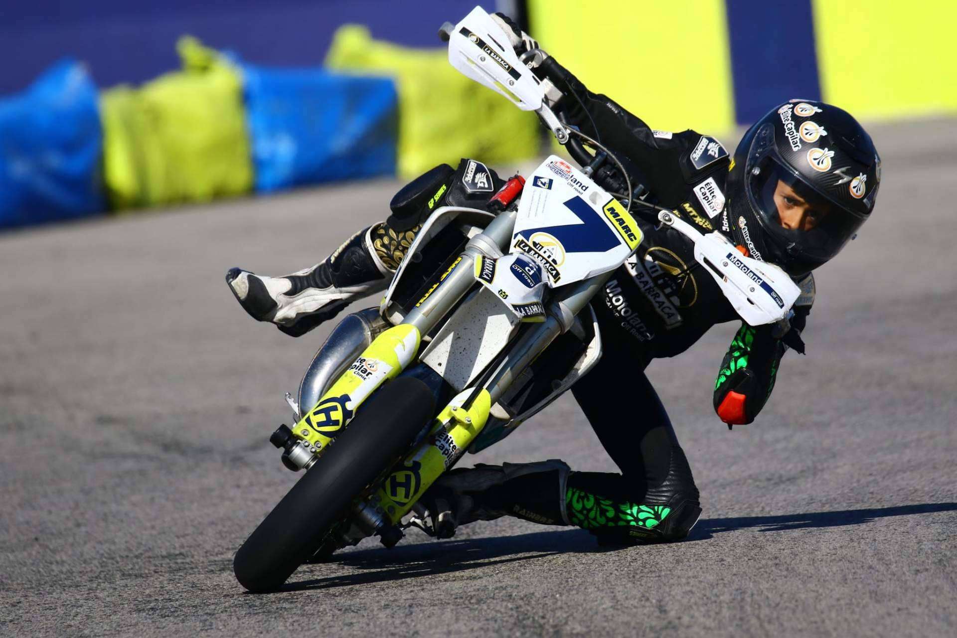 Marc Moñinos Esteve, patrocinado por el centro Élite Capilar, lidera por el momento el Campeonato Nacional de Supermoto 85cc
