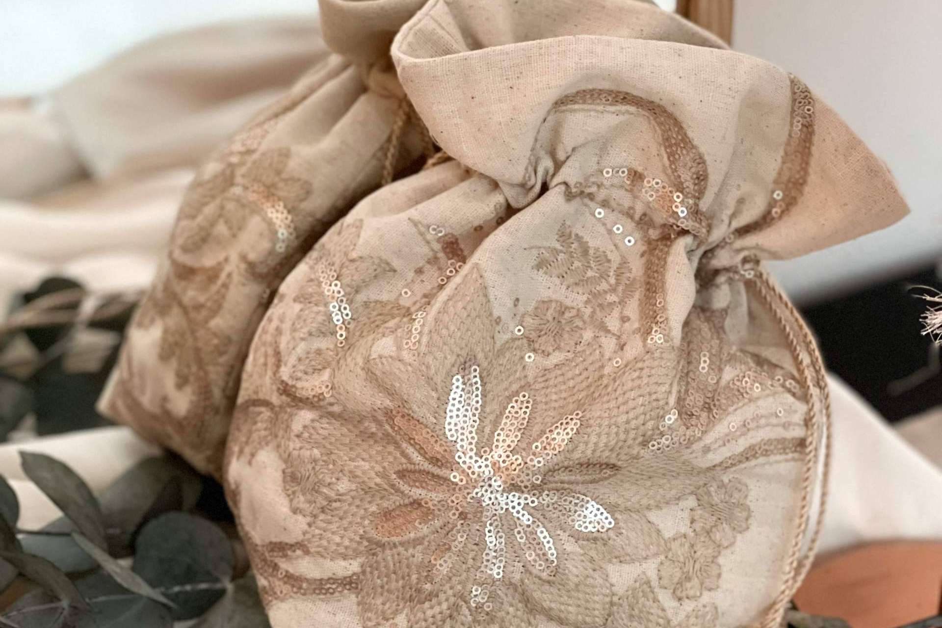 La versatilidad de los bolsos bombonera para novia de Carmen Fernández Complementos