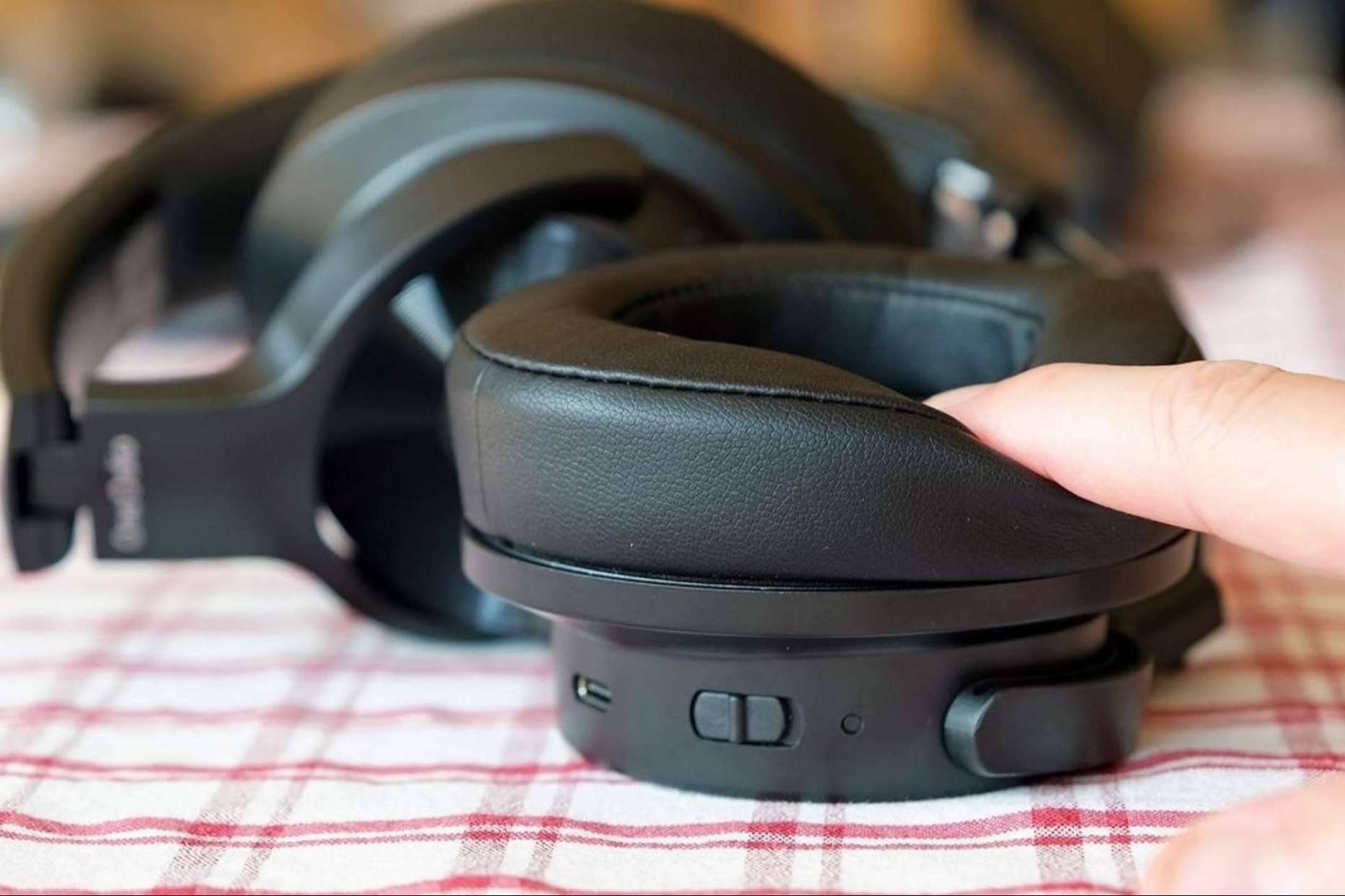 Aulover ofrece auriculares profesionales para realizadores de películas y locutores