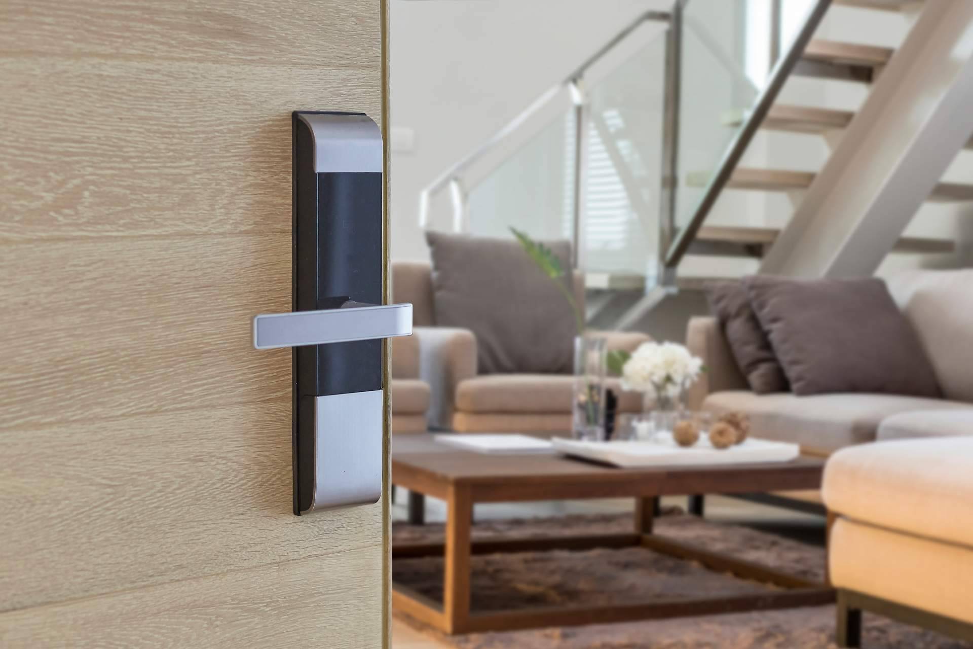 Las cerraduras electrónicas son una alternativa para evitar la ocupación en una vivienda