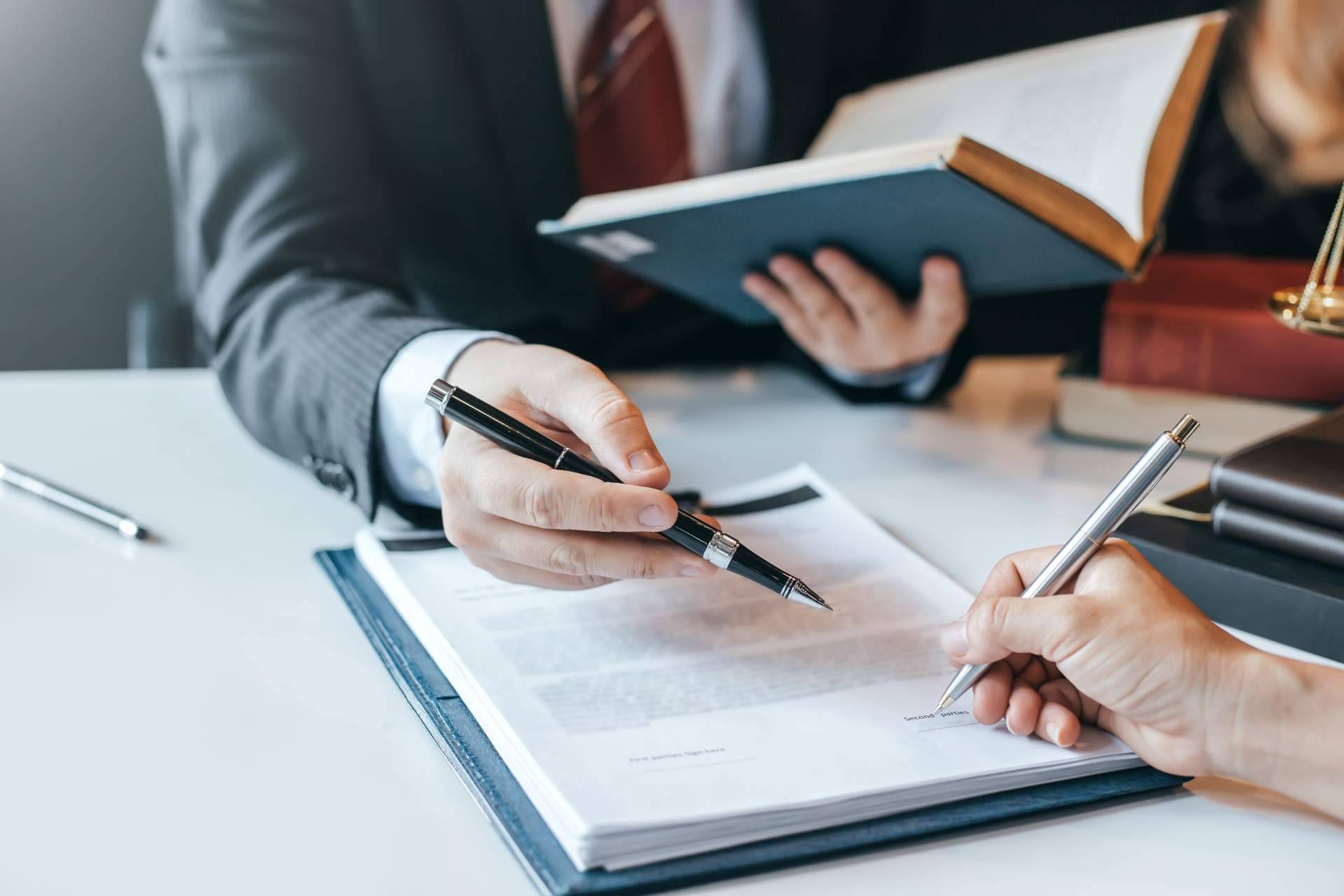 ¿Por qué es necesario contratar a abogados especialistas para la constitución de una fundación?