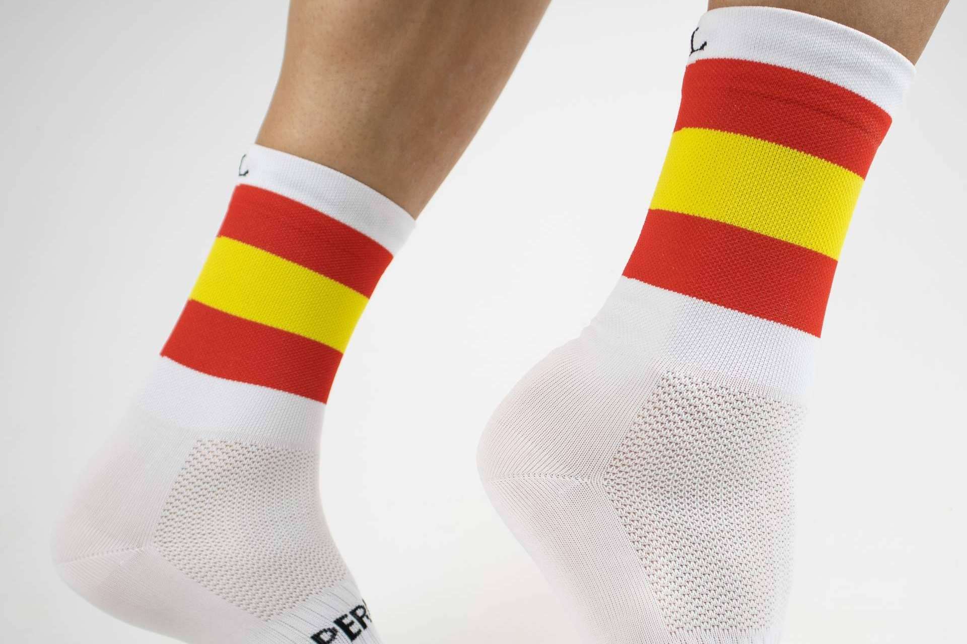 El diseño de los calcetines de ciclismo con la bandera de España que ofrece Perro Loco
