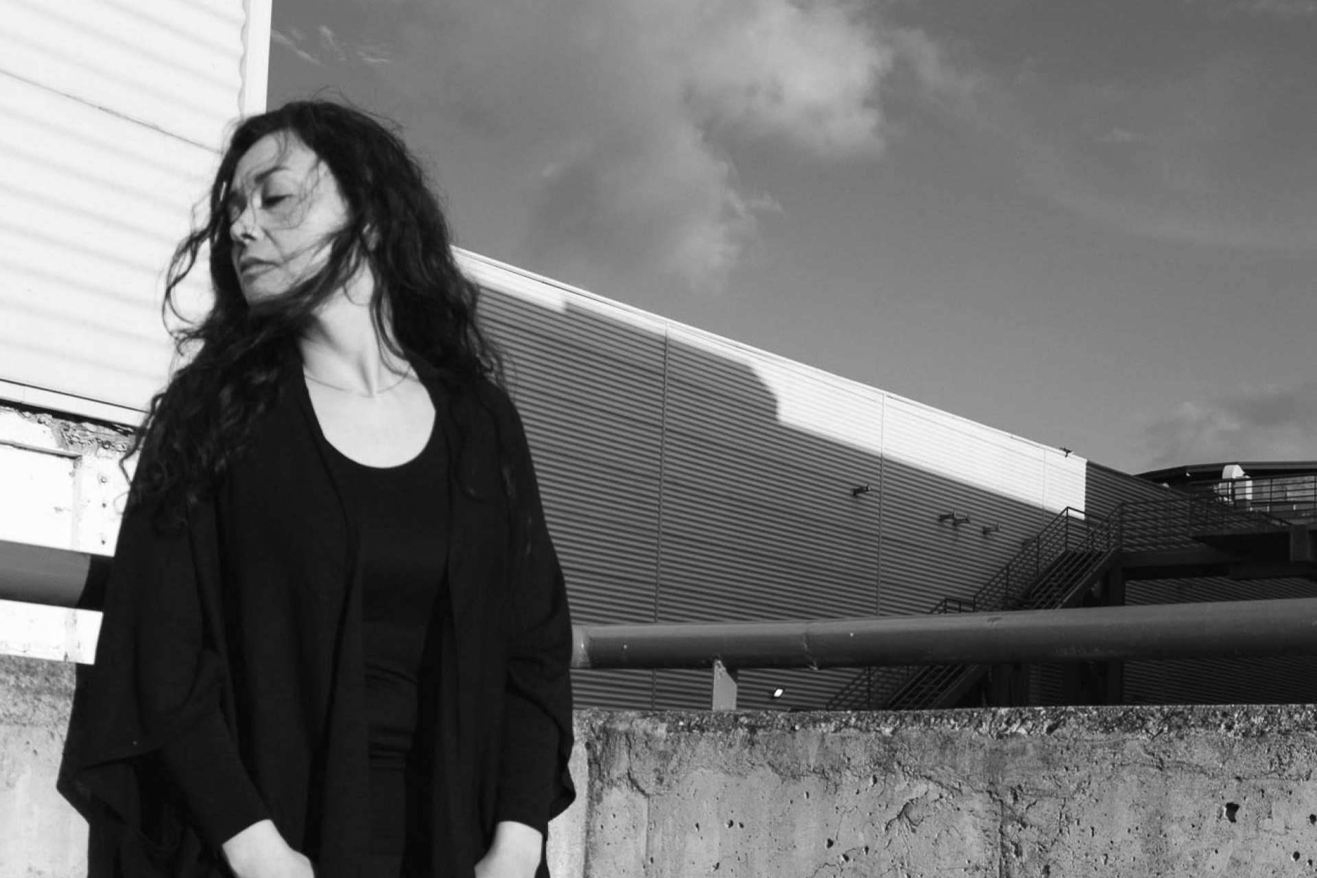 La artista textil, Claudia Wool, se muda desde la Patagonia a España para la creación de tapices inspirados en el Mediterráneo