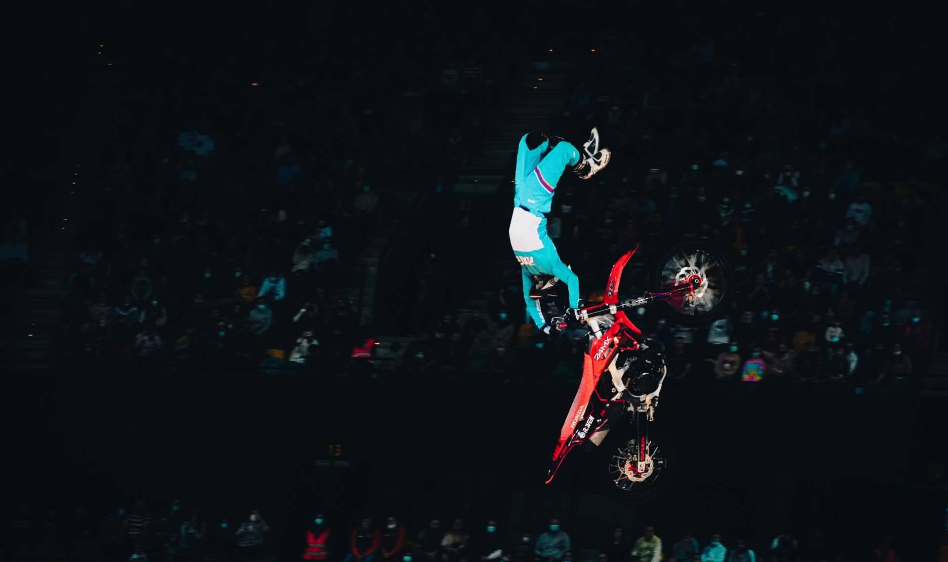 El 25 de marzo, llega por primera vez a Barcelona el Freestyle World Tour