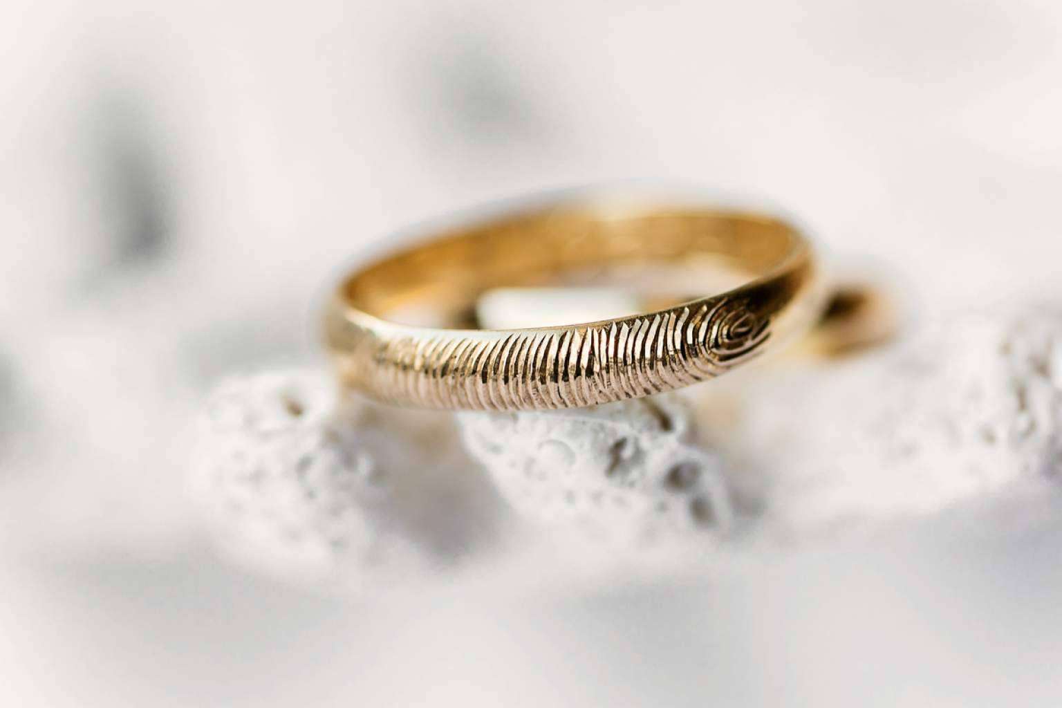 Dejando Huella presenta la última colección de joyas personalizadas con huellas dactilares y texturas de piel