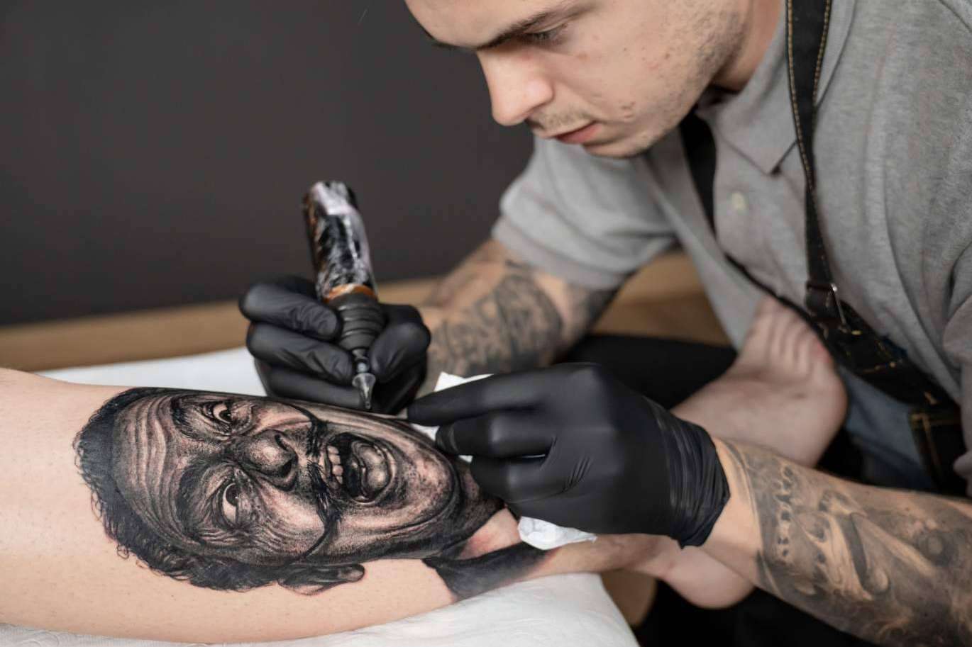 Asistir a cursos tatuaje para ampliar habilidades, con Habbility