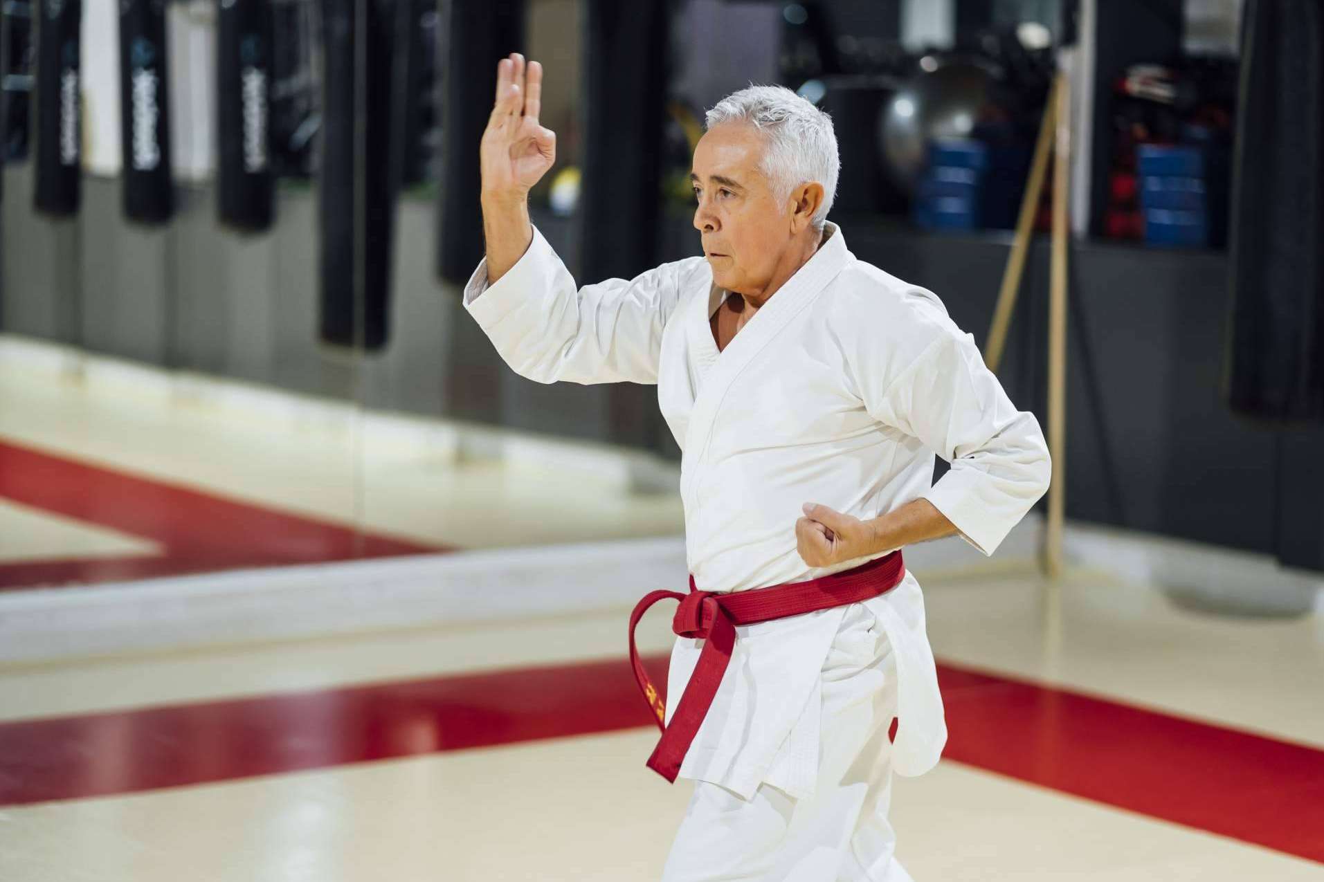 Practicar artes marciales en Mabuni, gimnasio con piscina, un referente del karate en Madrid