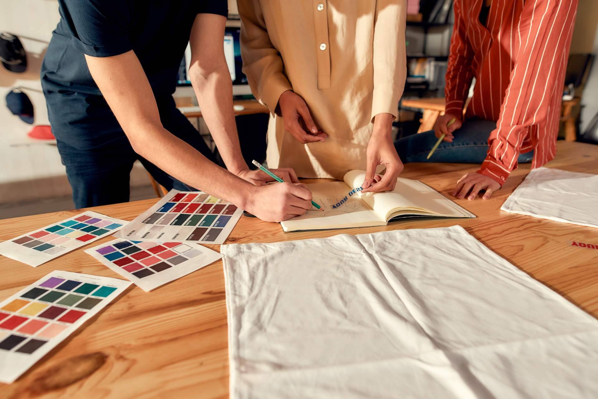 Acudir a SrFlyer para el diseño de camisetas personalizadas de calidad