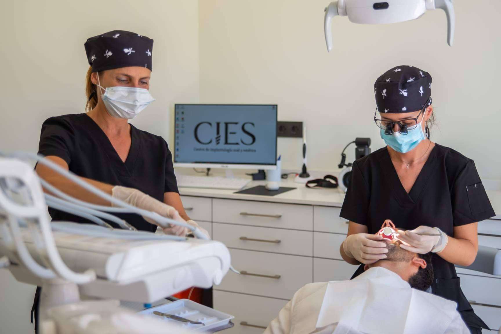 ¿Por qué es importante elegir implantes dentales de calidad?