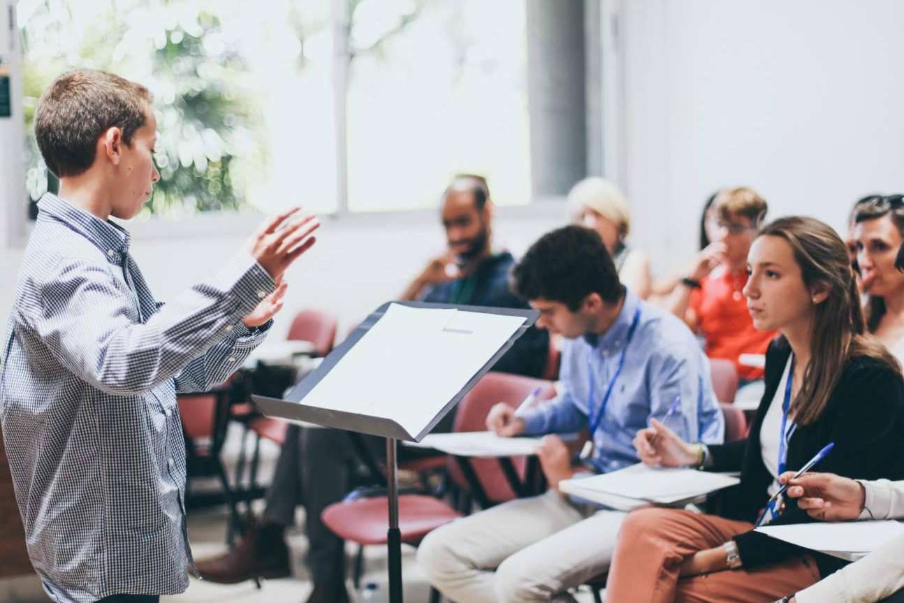 ¿Por qué es esencial que los centros educativos y las concejalías de juventud ofrezcan un club de debate a los más jóvenes?