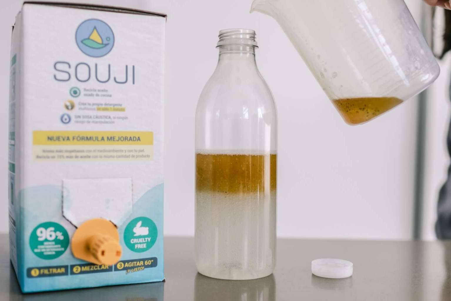 La revolución del reciclaje con Souji. El líquido ‘mágico’ que permite transformar el aceite usado en detergente, en solo 1 minuto