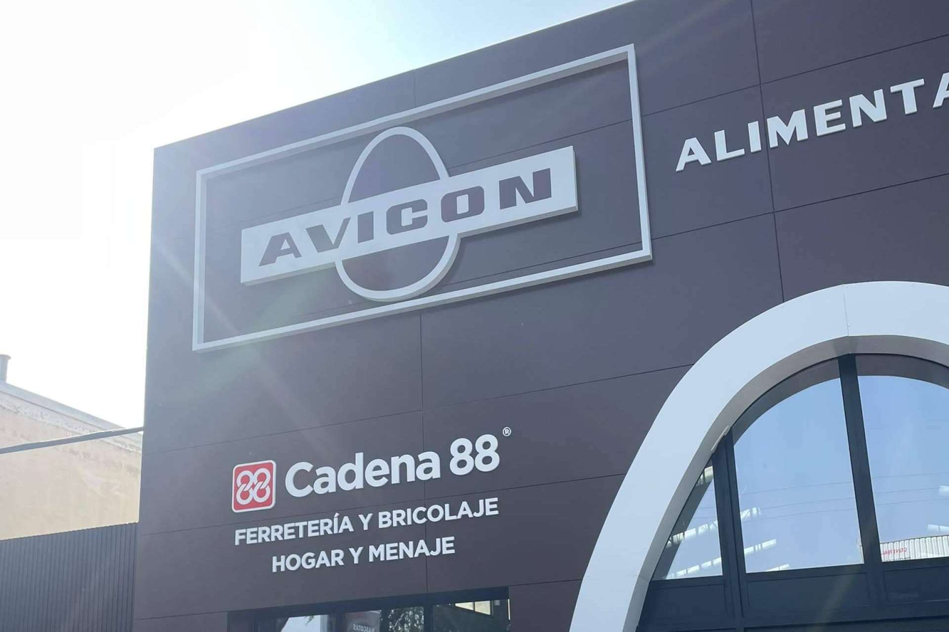 Nueva tienda y almacén de Cooperativa AVICON en Albacete; especialistas en alimentación animal