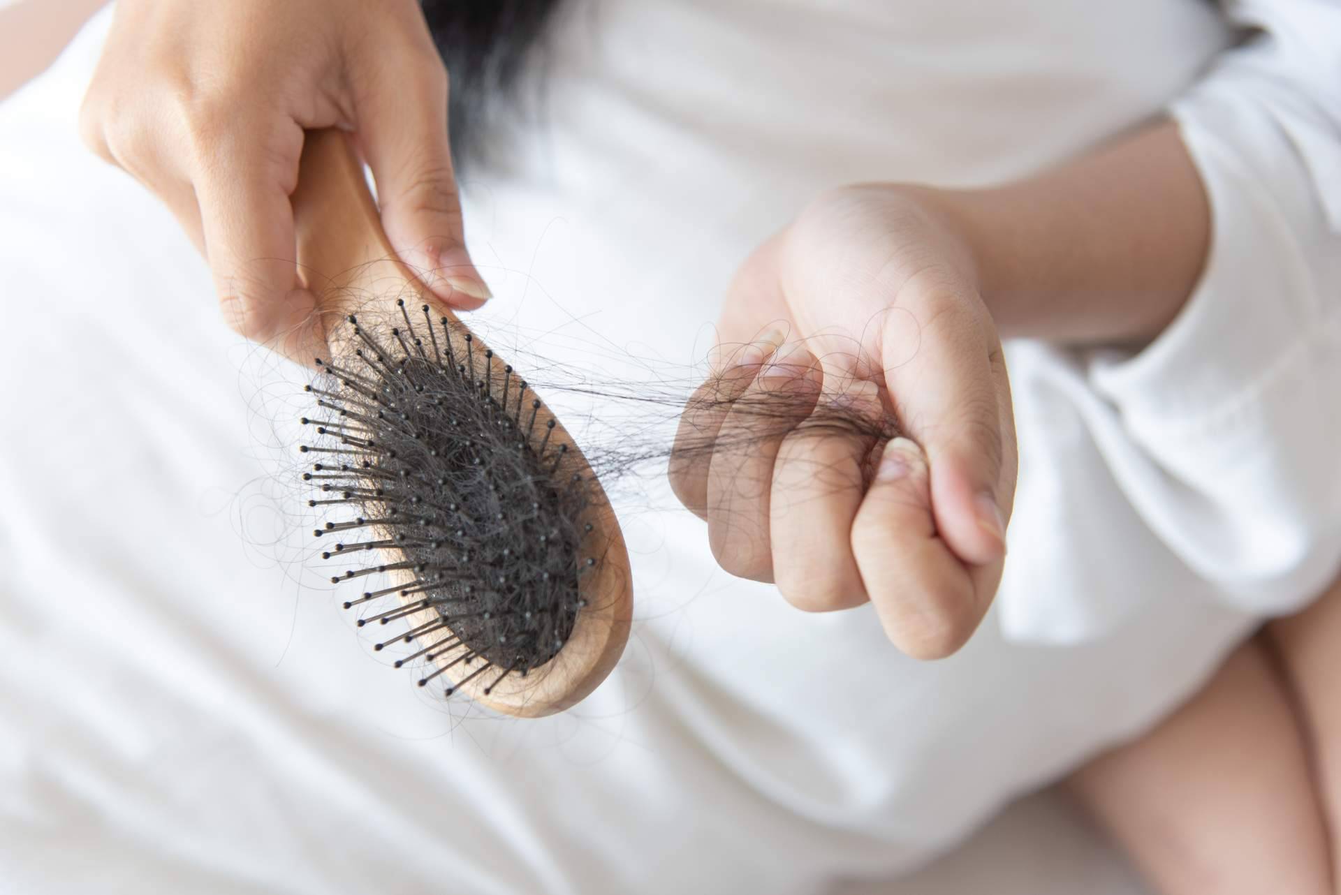 Prevenir la pérdida de cabello de la mano de Evocapil