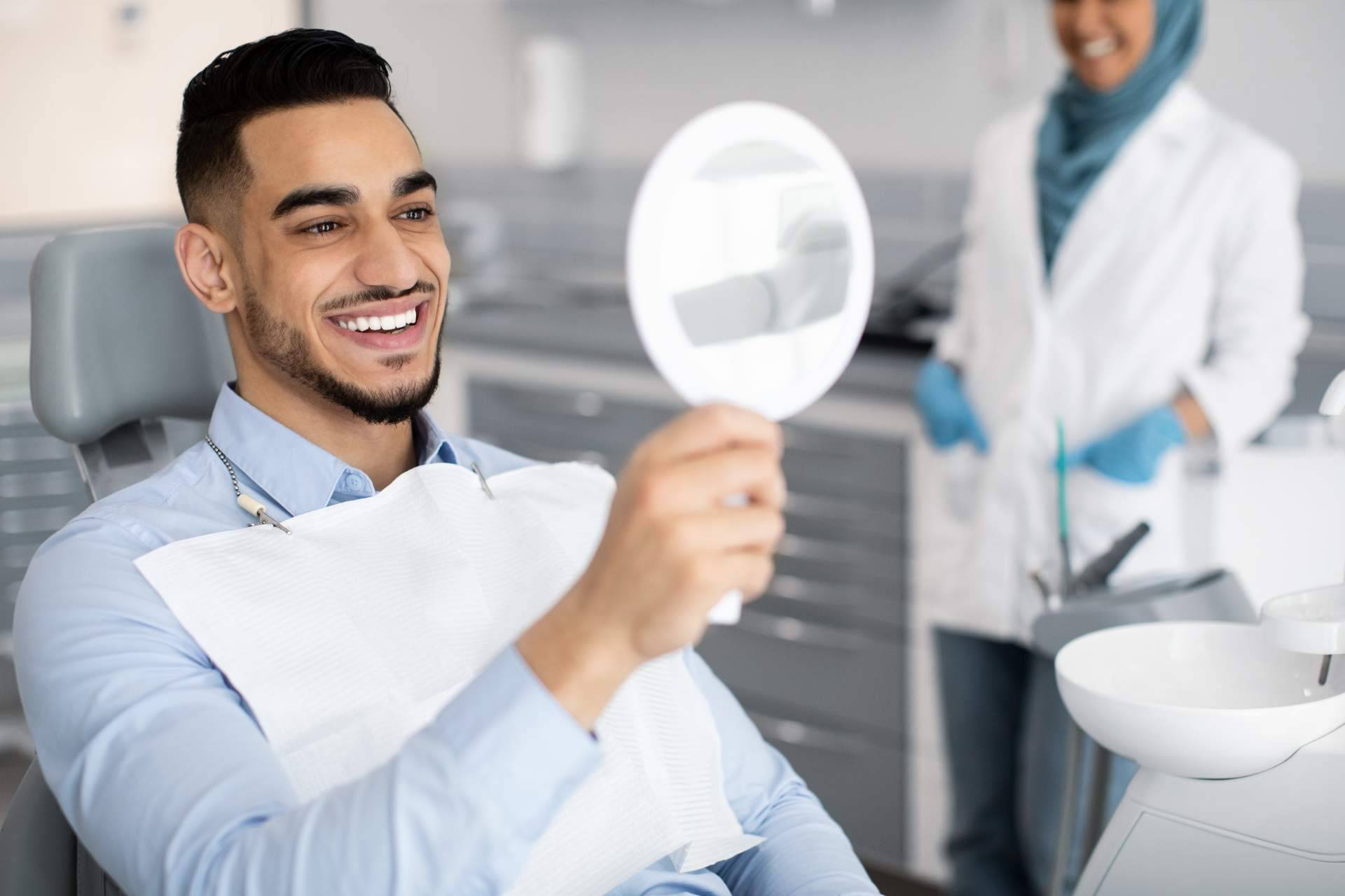 Carlos Saiz Smile aplica microcarillas dentales sin tallado en Barcelona y Madrid