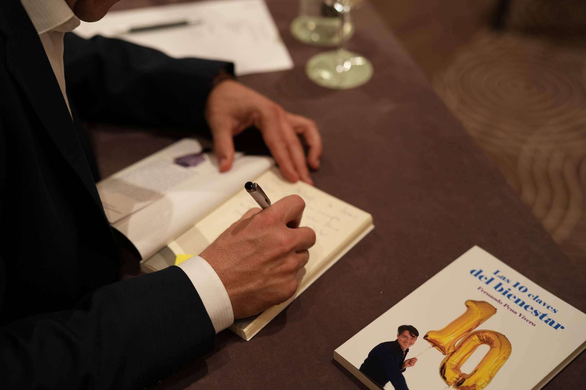 Fernando Pena, autor de Las 10 claves del bienestar, concede una entrevista en el primer aniversario de la publicación de su libro