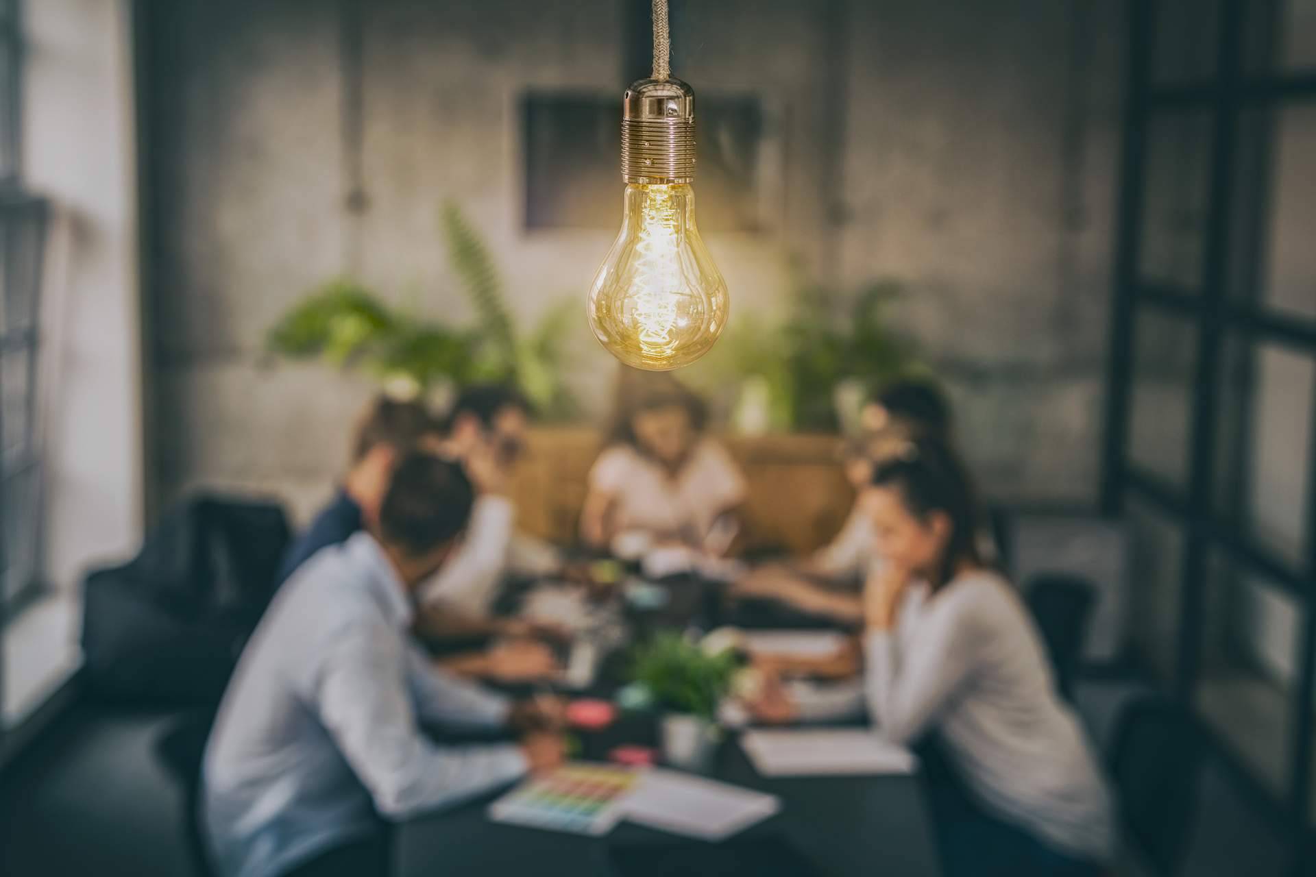 ¿Cuáles son las motivaciones para emprender un negocio y cómo puede ayudar AEI Business School a hacerlo realidad?