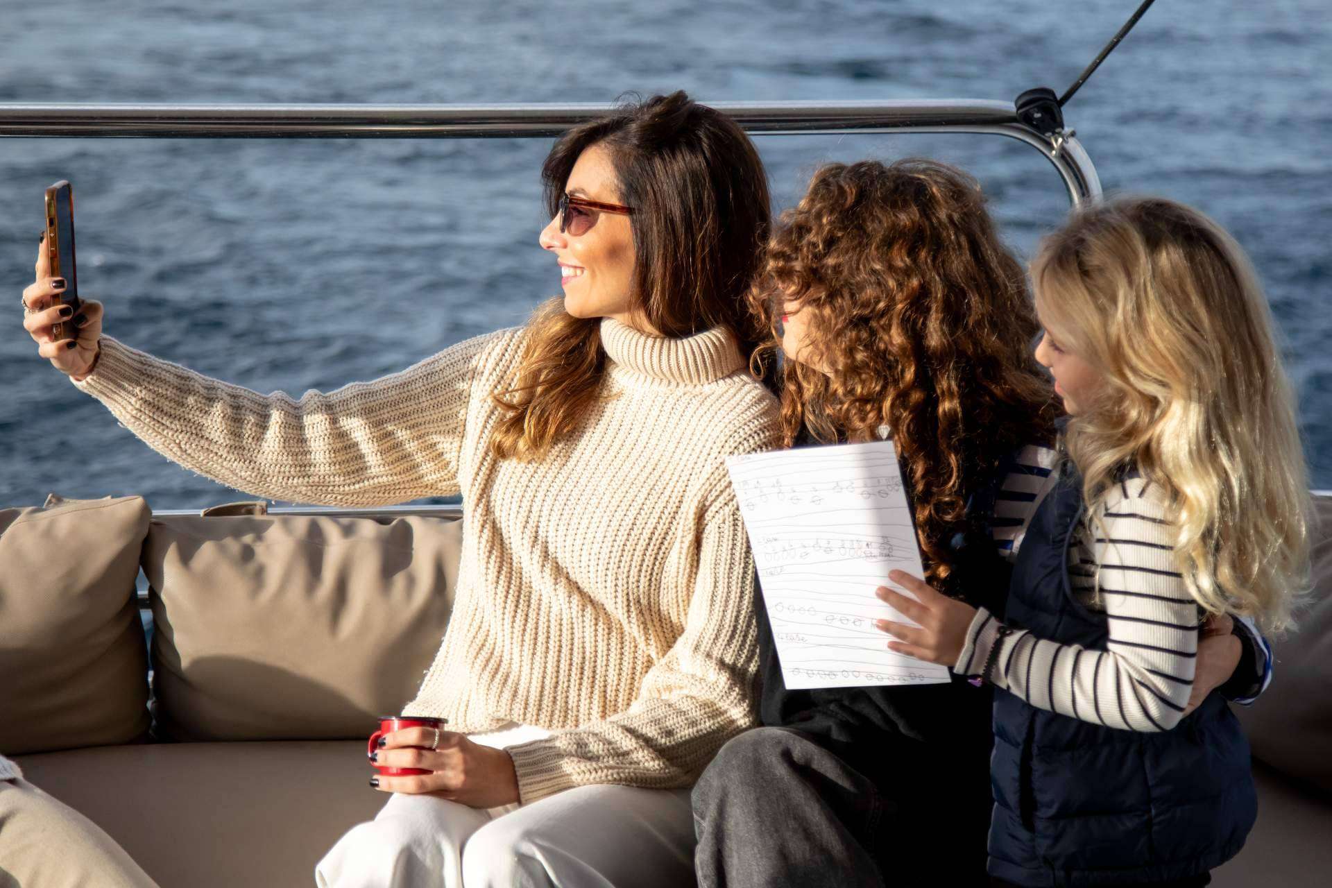 Salir en invierno en barco en Barcelona es una idea más económica y con mucho encanto, según Sondevela