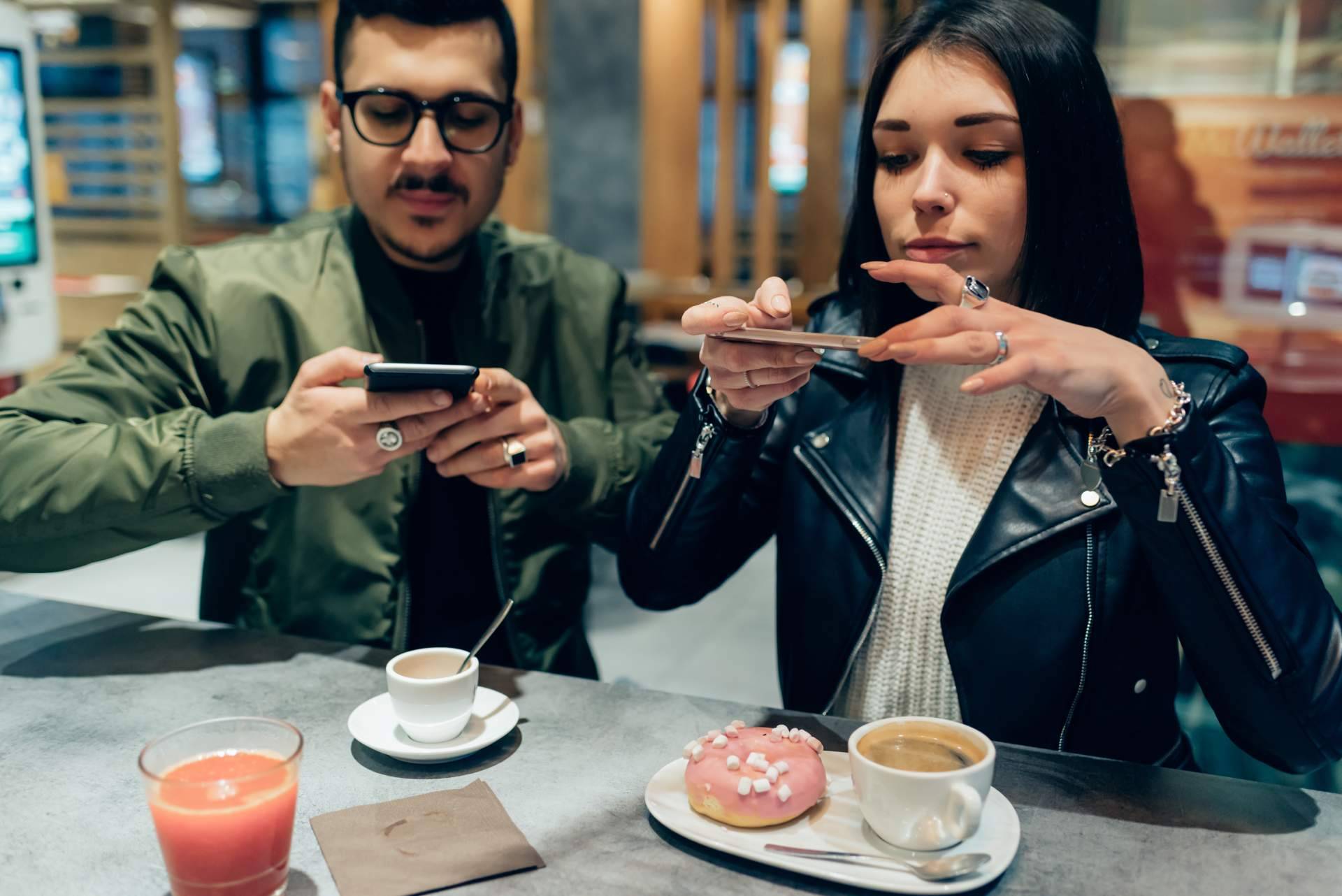 Ver y compartir vídeos de contenido mediante la aplicación móvil YOUUUP app