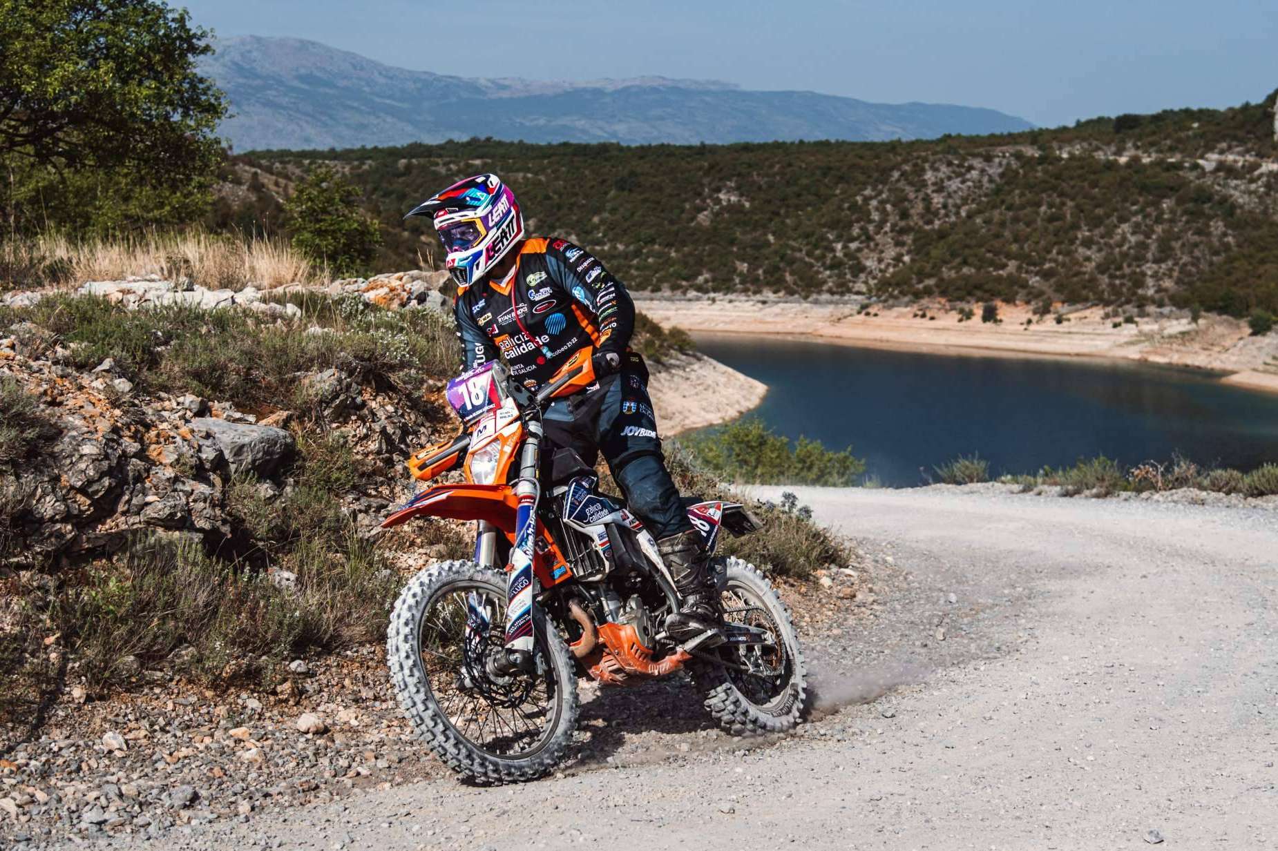 Los aficionados de las motos pueden encontrar en ADHESIVOSEMBARRADOS equipaciones personalizadas