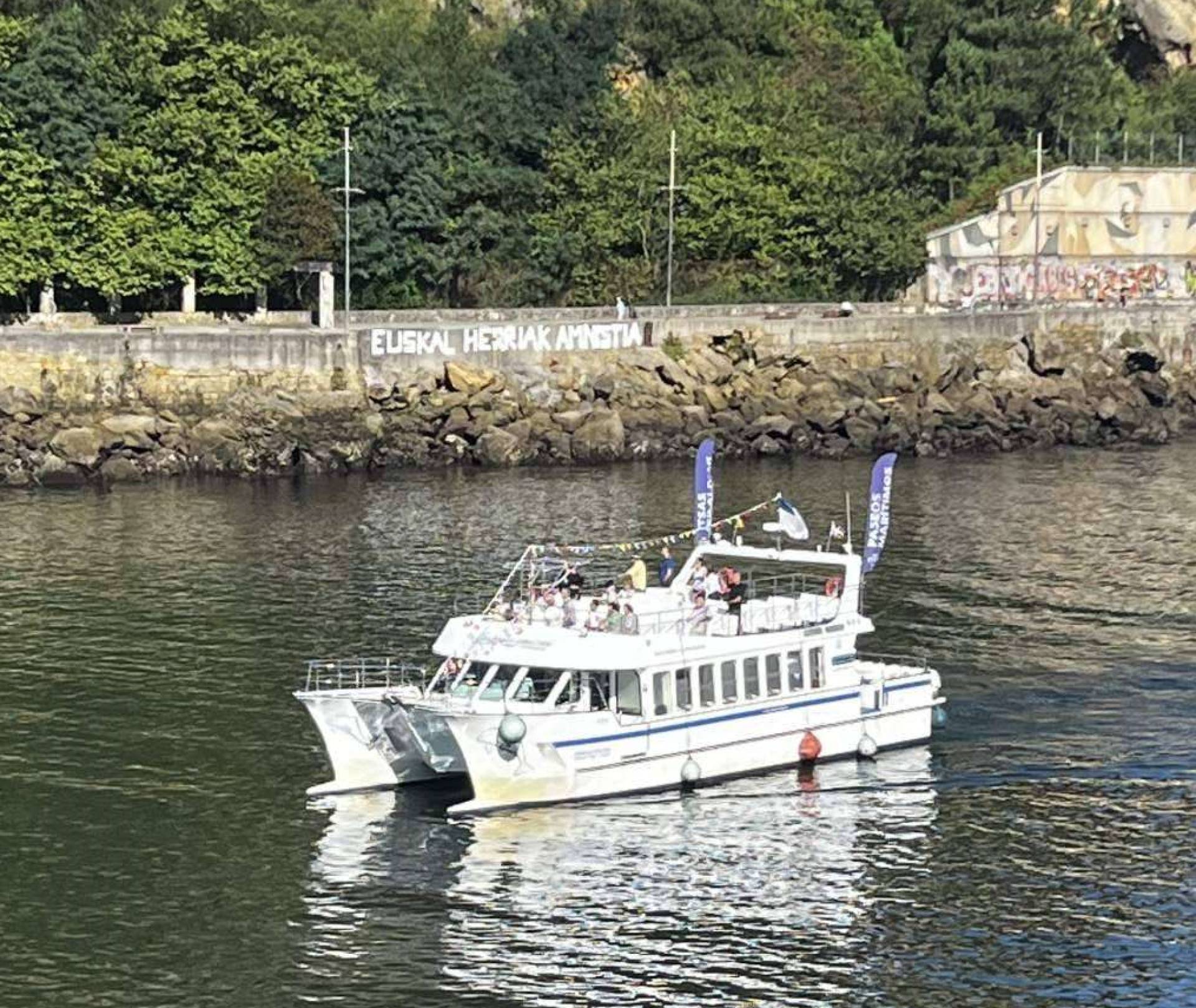 Una experiencia única  con el entorno marino de la costa donostiarra, a bordo del Catamaran Ciudad San Sebastián