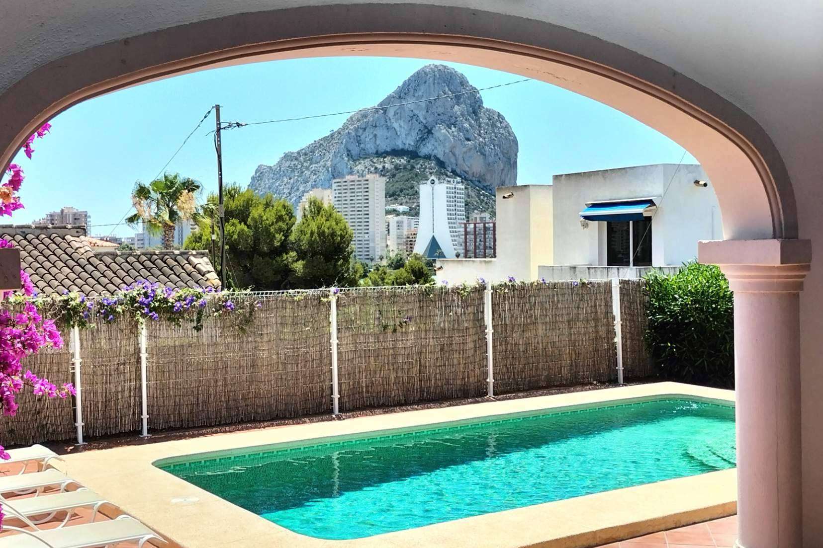 Agatha Martínez ofrece villas y apartamentos con piscina y playa en Calpe