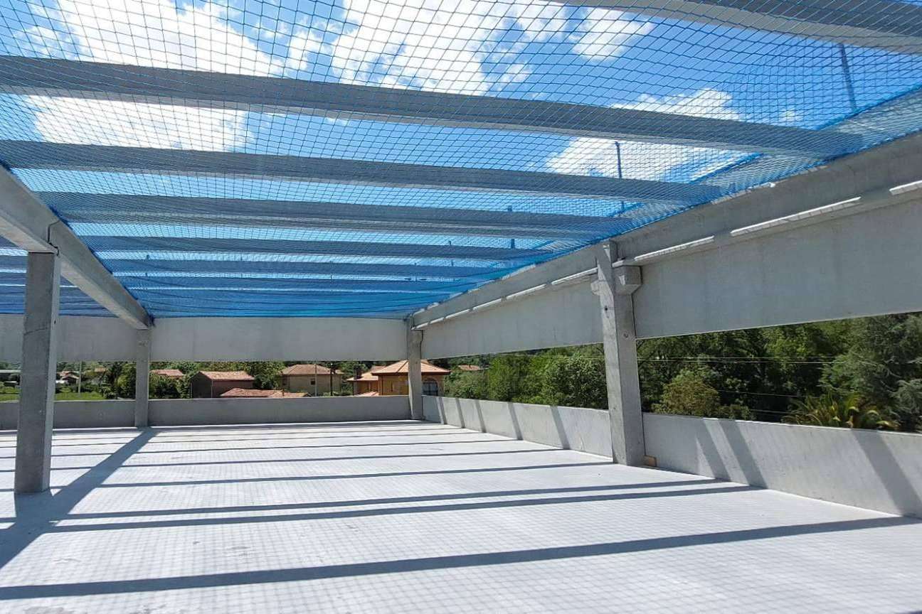 Redes y Protección describe los tipos de montaje de las redes de seguridad para obras