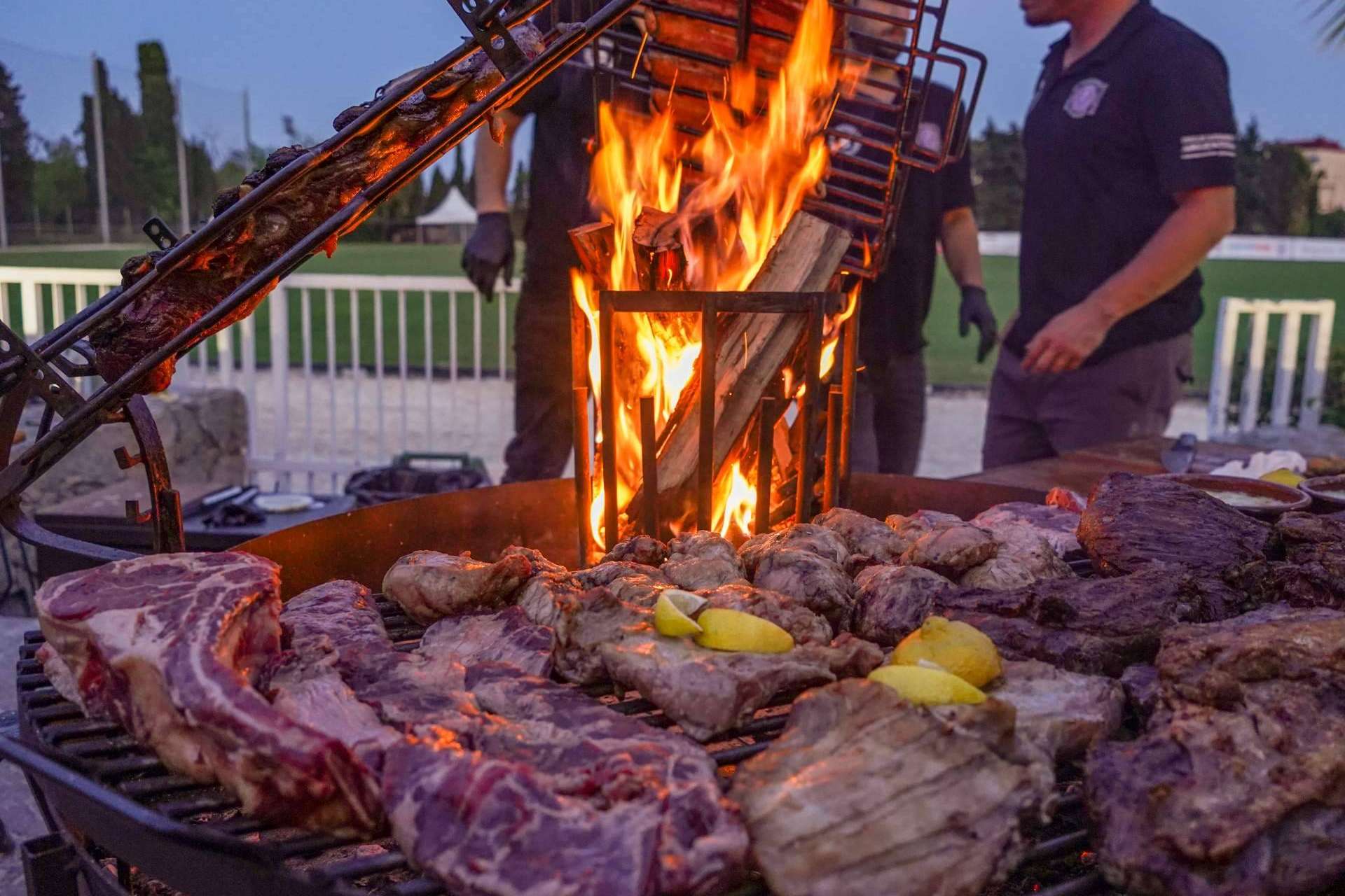 La tradición del asado argentino, un ritual de camaradería y sabor