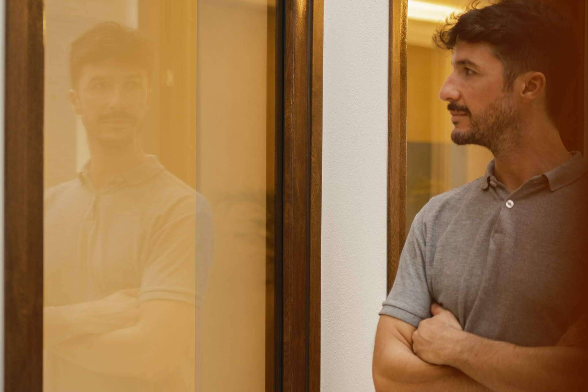 Jesús Pino aplica el estilo Mid Century en su proyecto de interiorismo en el centro de Motril